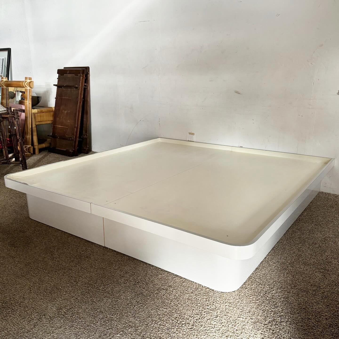 Das Postmodern Gray Lacquer Laminate King Platform Bed ist eine perfekte Mischung aus Stil und Funktionalität für ein modernes Schlafzimmer. Mit seinen klaren Linien und seinem minimalistischen Design bietet das Bett eine luxuriöse graue Lackierung,