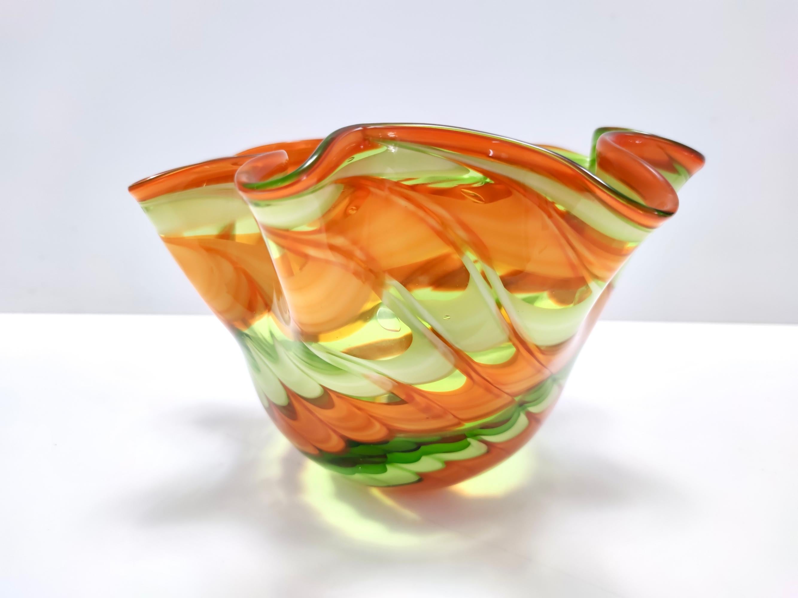 Postmoderne Fazzoletto-Vase aus grünem und orangefarbenem Muranoglas von Fratelli Toso, Italien (Ende des 20. Jahrhunderts) im Angebot