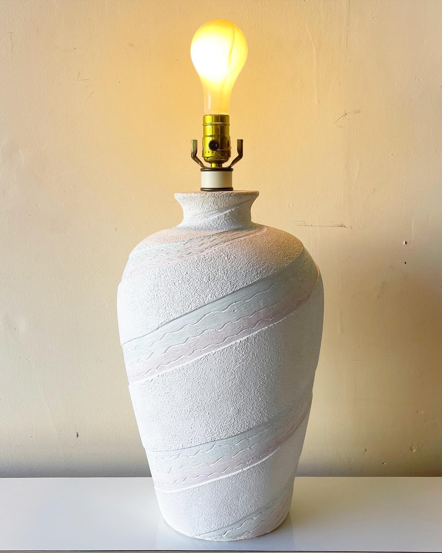 Américain Lampe de table postmoderne à 3 voies en plâtre vert et ruban rose en vente