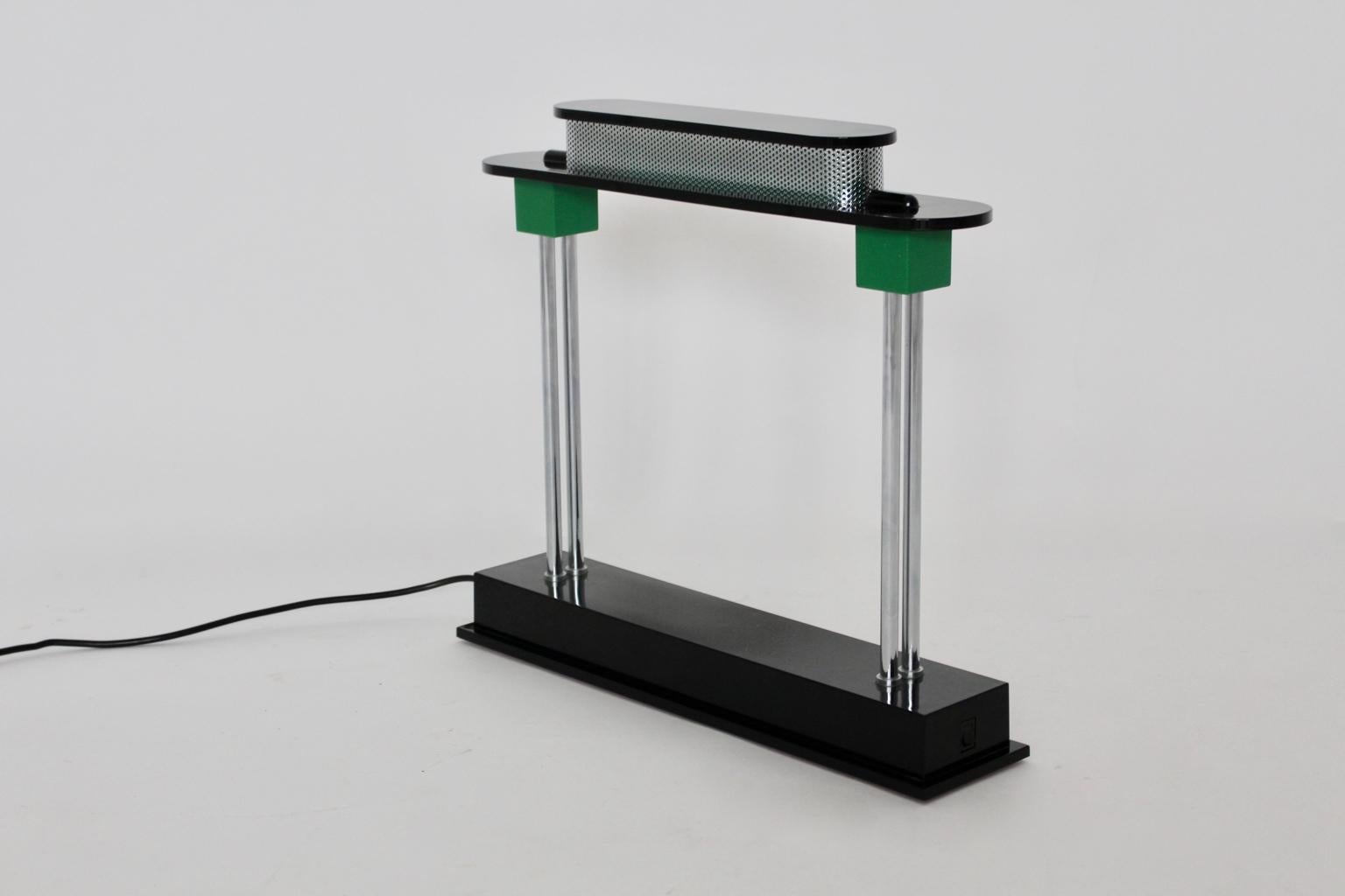 Postmoderne grüne schwarze Vintage-Tischlampe Pausania von Ettore Sottsass Jr., Italien (Italienisch) im Angebot