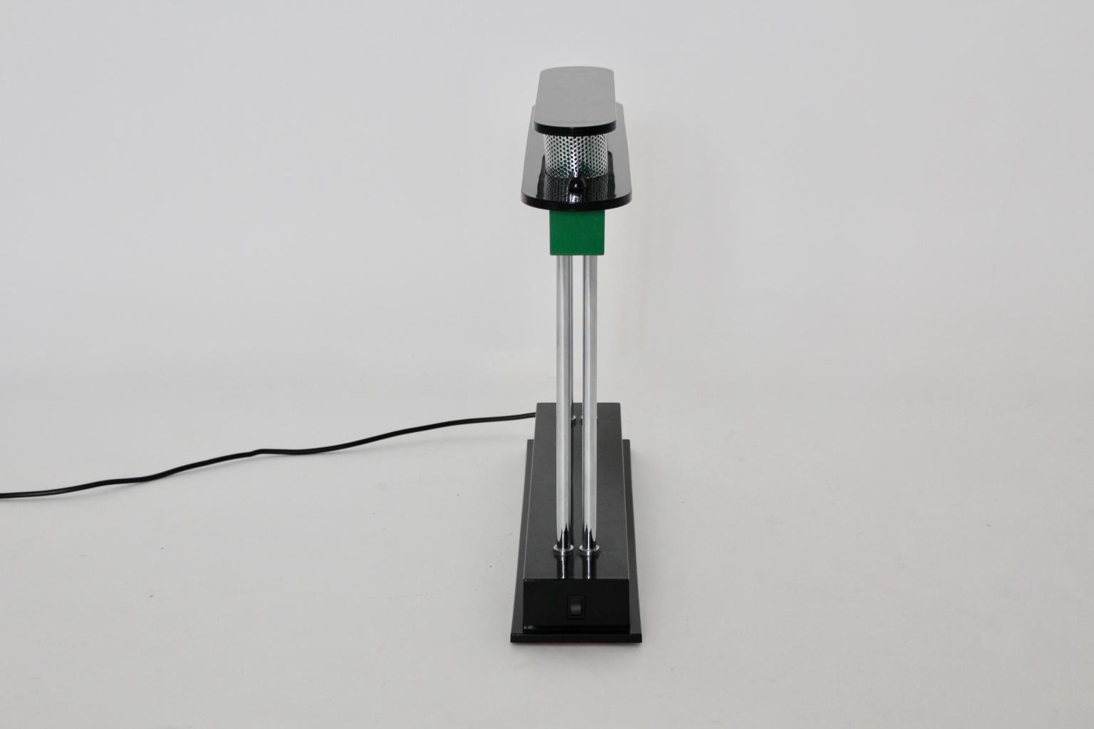 Postmoderne grüne schwarze Vintage-Tischlampe Pausania von Ettore Sottsass Jr., Italien im Zustand „Gut“ im Angebot in Vienna, AT