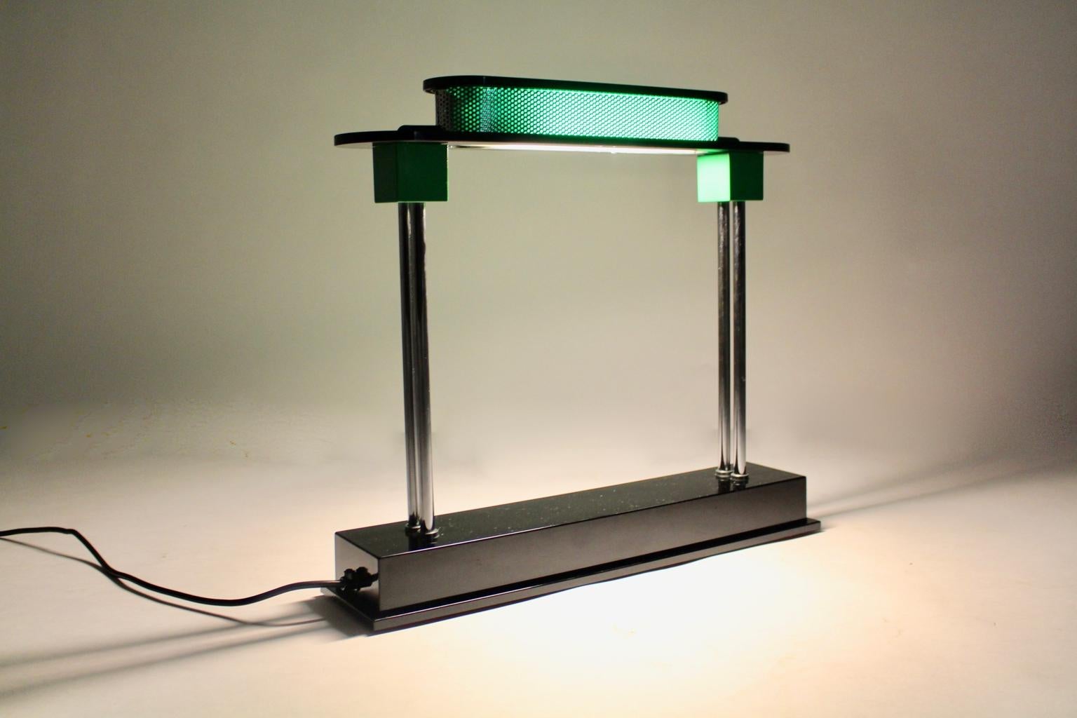 Postmoderne grüne schwarze Vintage-Tischlampe Pausania von Ettore Sottsass Jr., Italien im Angebot 1