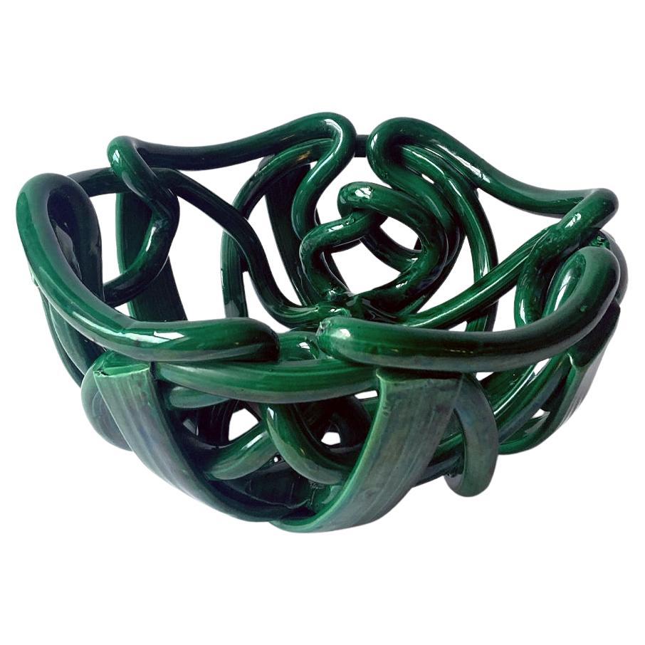 Ciotola centrotavola postmoderna in ceramica verde intrecciata e astratta