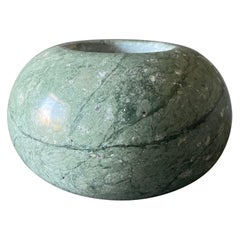 Portavelas votivo posmoderno de mármol verde, hacia 1980