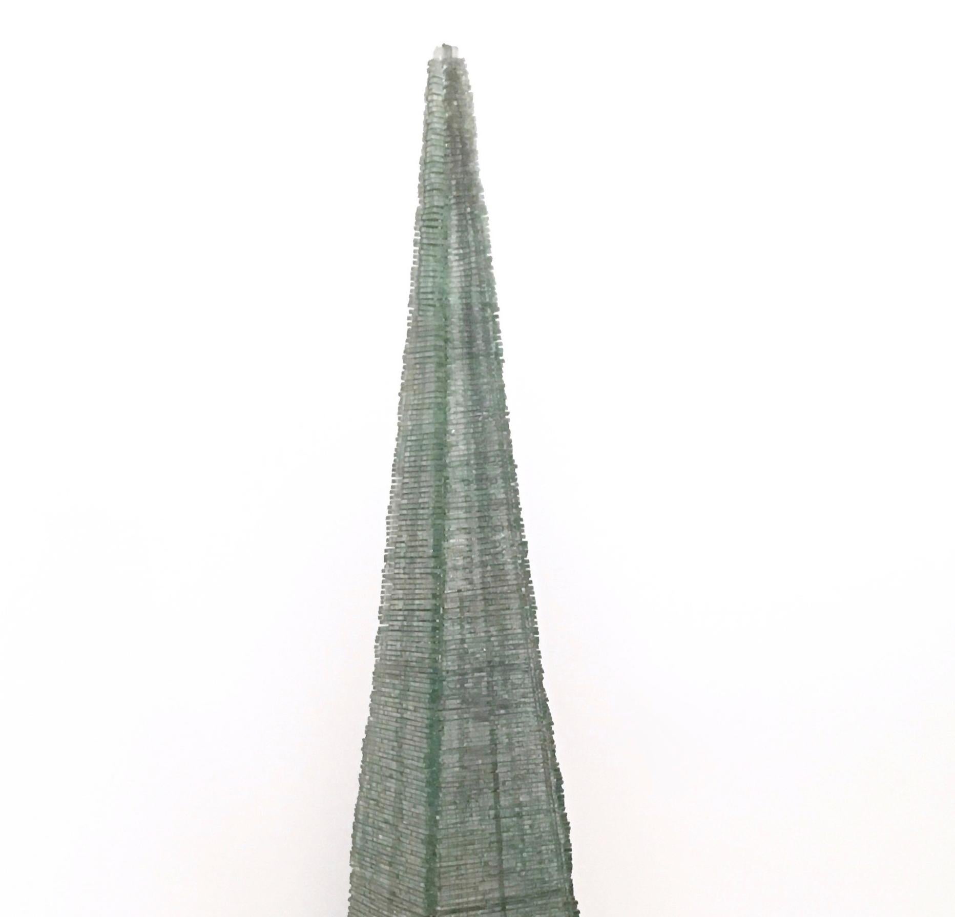 Postmodern Green Pyramid Floor Lamp with Green Glass Beads, Italy 1980s In Good Condition For Sale In Bresso, Lombardy