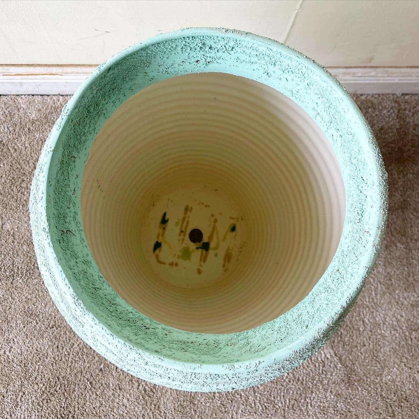 Außergewöhnliche postmoderne Bodenvase aus Keramik. Mit einer blau-grünen, strukturierten Oberfläche.
