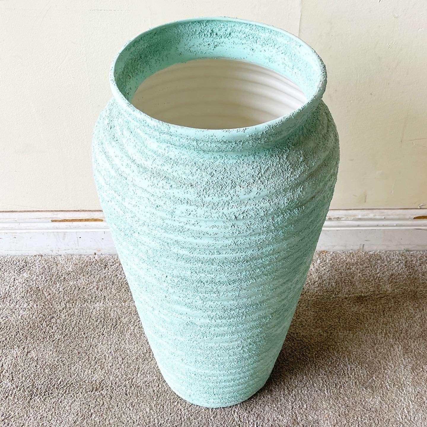 Postmoderne grüne Bodenvase aus Keramik mit geriffelter Keramik im Angebot 1