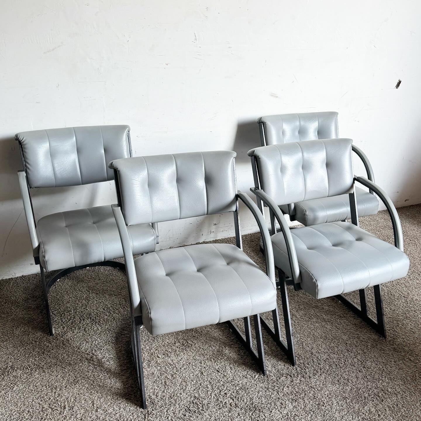 Dai un tocco elegante alla tua sala da pranzo con queste poltrone da pranzo a sbalzo Postmodern Grey e Charcoal. Caratterizzate da un sofisticato design a sbalzo, queste sedie combinano eleganza moderna e comfort. La tappezzeria grigia e antracite