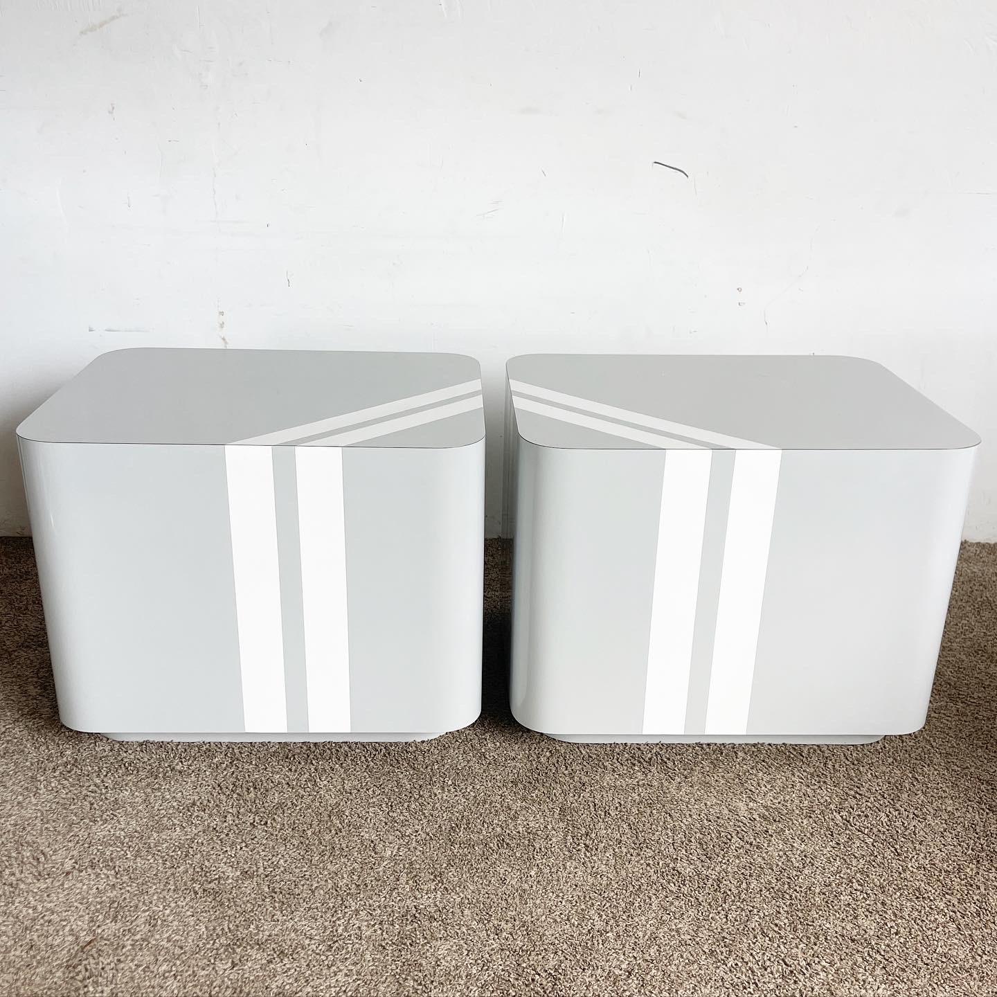 Beistelltisch aus grau-weiß gestreiftem Laminat im postmodernen Stil – ein Paar (Postmoderne) im Angebot