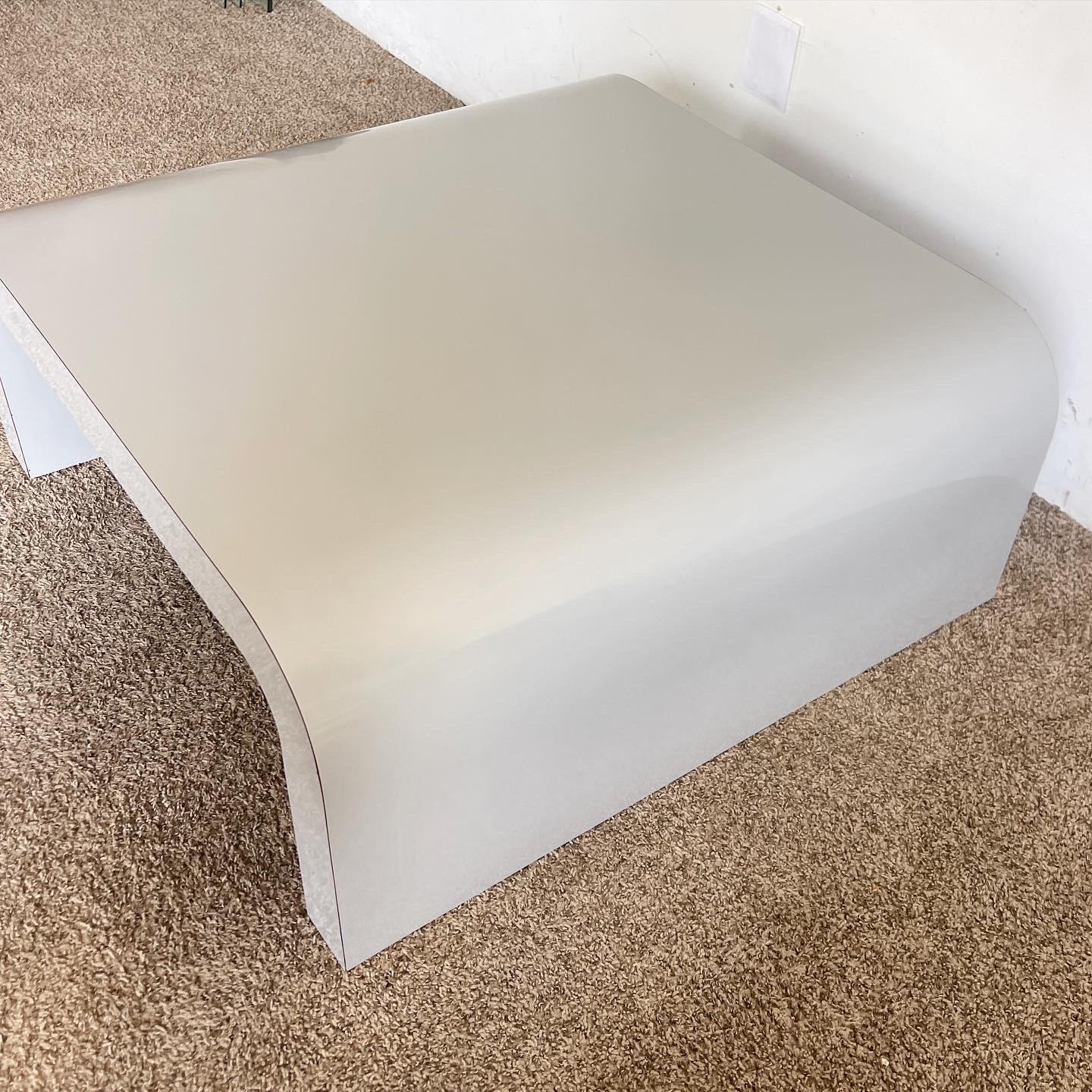 Américain Table basse cascade postmoderne en stratifié laqué gris en vente