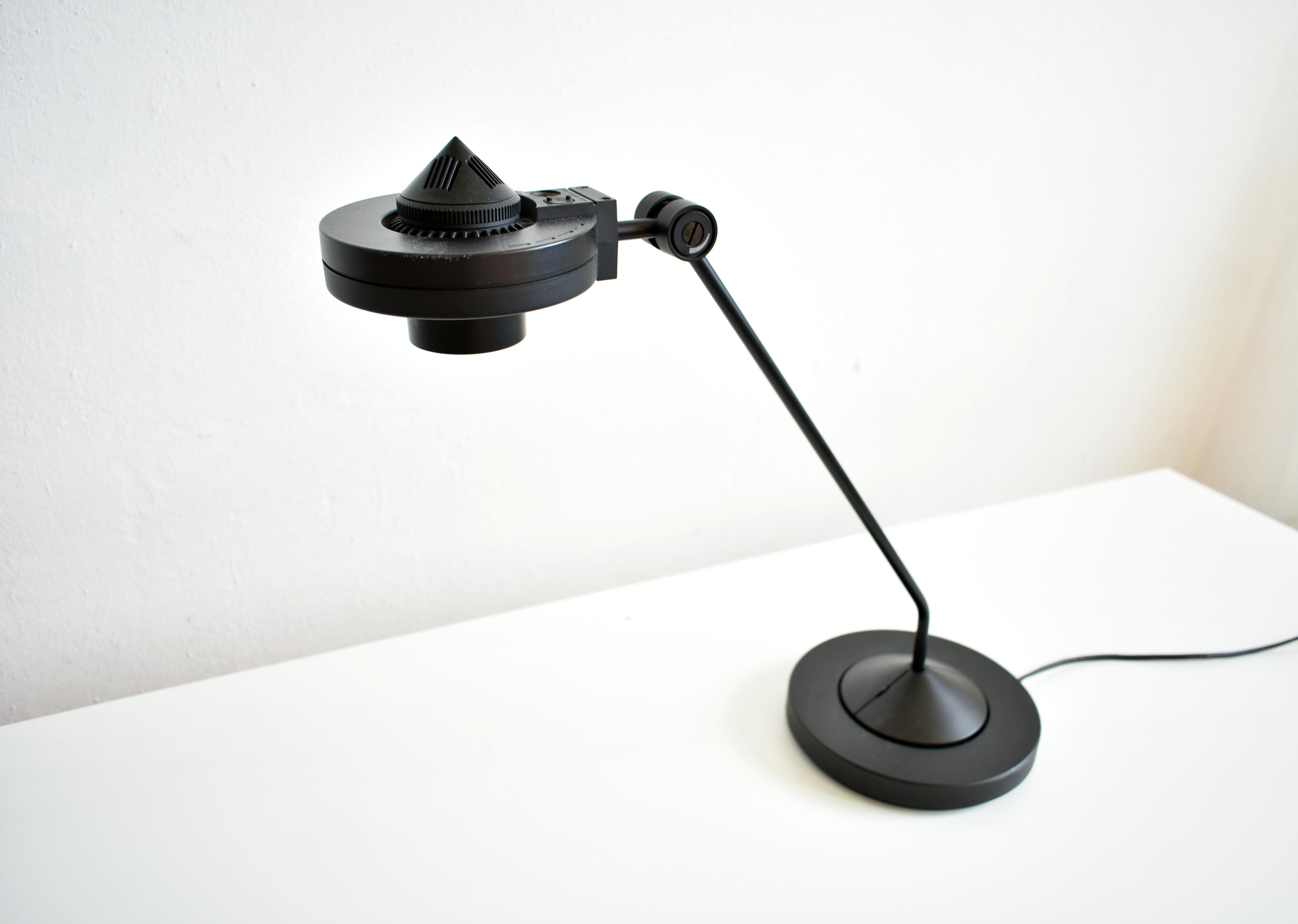 Postmoderne Halogen-Schreibtischlampe „Discus“, Hartmut S. Engel für Staff, Deutschland 1980er Jahre (Ende des 20. Jahrhunderts) im Angebot