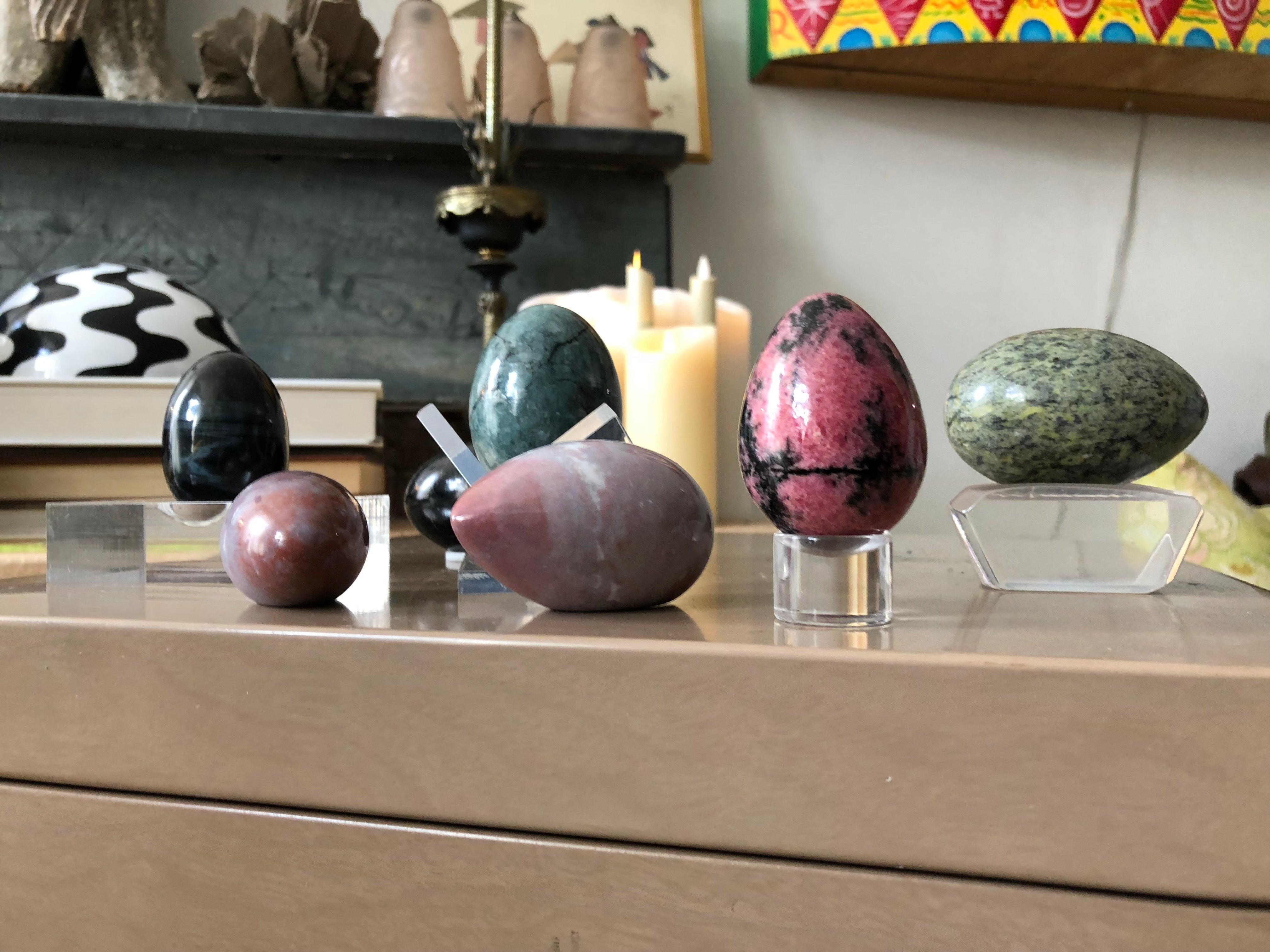 Postmoderne Ensemble postmoderne œuf et trou de serrure en pierre sculpté et bruni à la main, inspiré de Memphis en vente