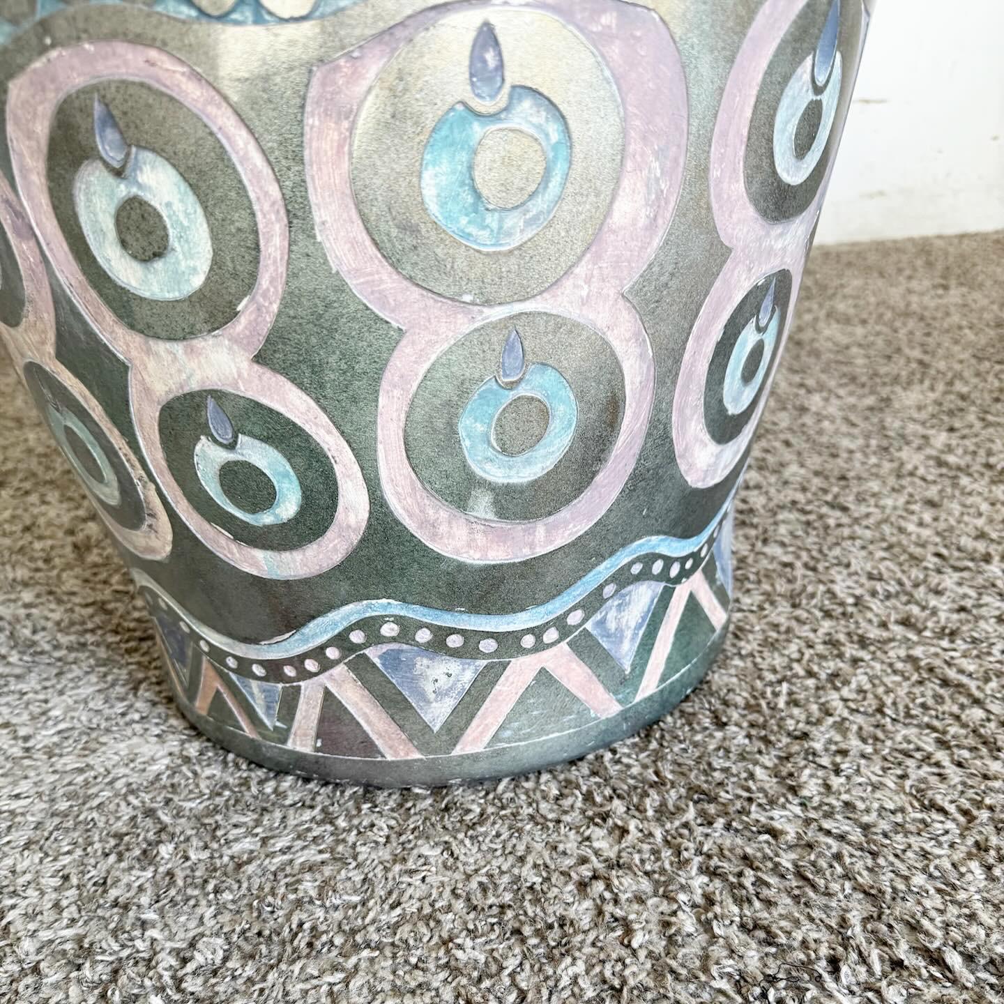 Heben Sie Ihren Raum mit der Postmodern Hand Painted and Carved Large Floor Vase auf, ein wahres künstlerisches Statement. Diese Vase zeigt kräftige Farben und abstrakte Motive, die typisch für die Postmoderne sind, mit handgeschnitzten Details, die