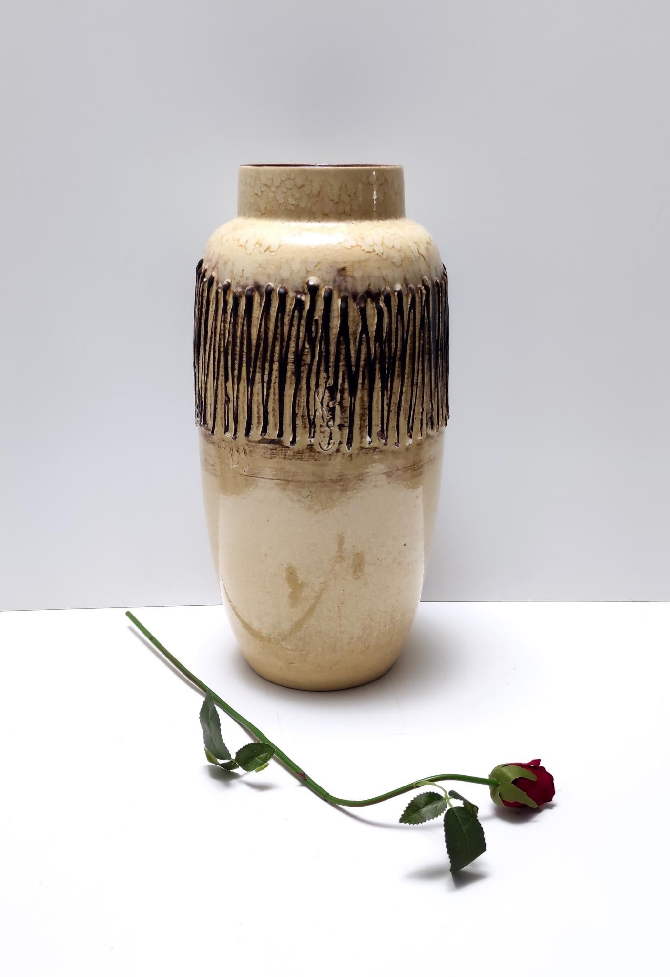 Fabriqué en Allemagne, années 1970. 
Ce vase fait main est fabriqué en céramique émaillée.
Il s'agit d'une pièce vintage, qui peut donc présenter de légères traces d'utilisation, mais qui peut être considérée comme étant en très bon état d'origine