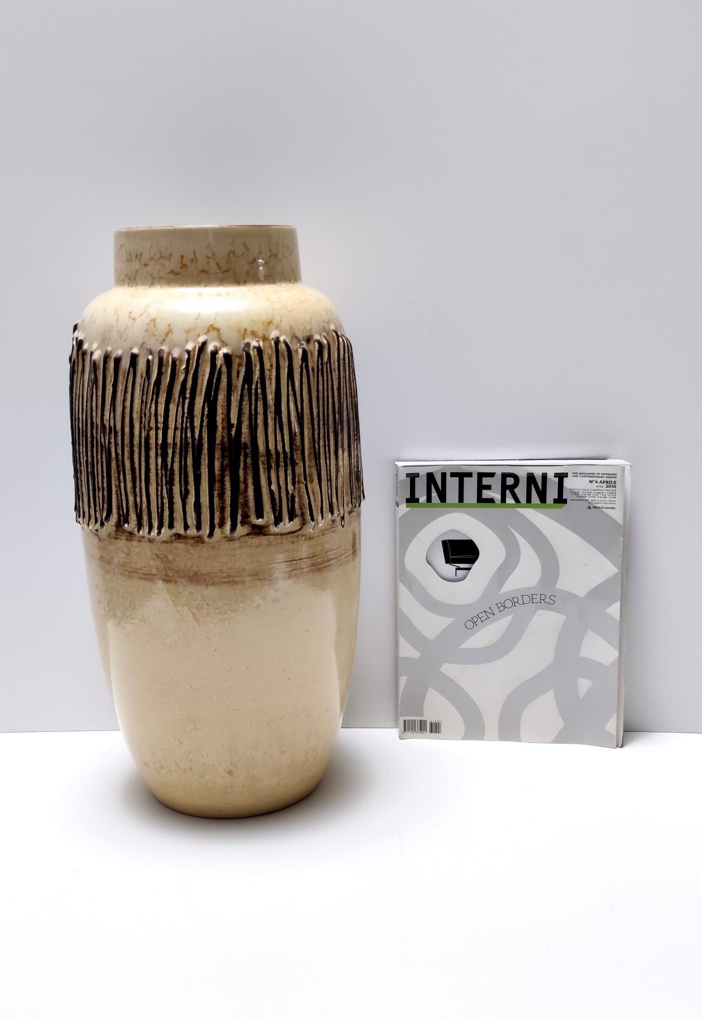 Postmoderne Vase postmoderne fait à la main en céramique émaillée beige et noire, Allemagne en vente