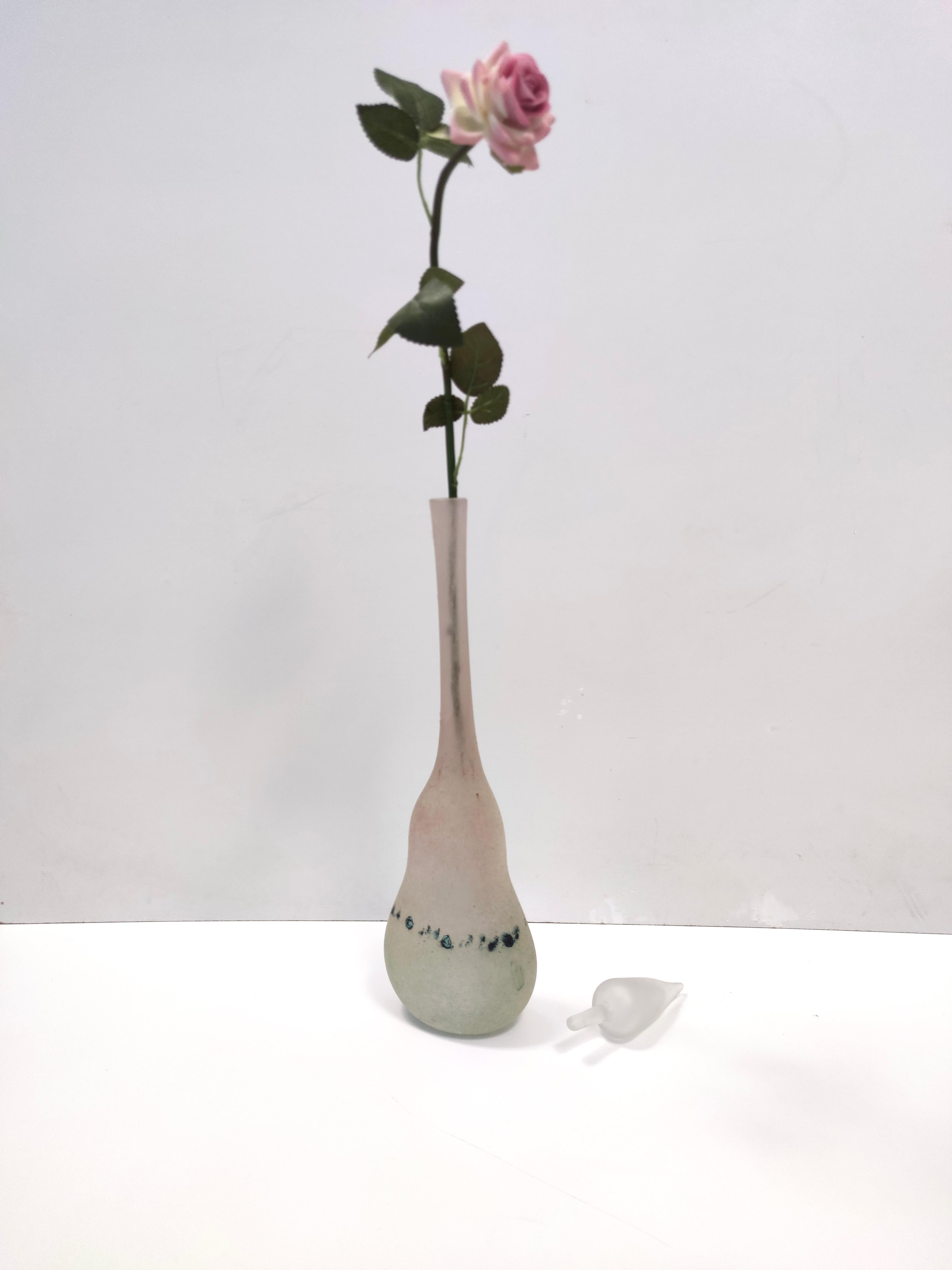 Hergestellt in Italien, 1970er Jahre.
Diese Flasche/Vase ist aus mundgeblasenem polychromem Scavo-Glas mit einem geätzten und geblasenen Klarglas-Cap.
Es ist von Luigi Mellara unterzeichnet.
Es ist Vintage und handgefertigt, daher kann es auch
