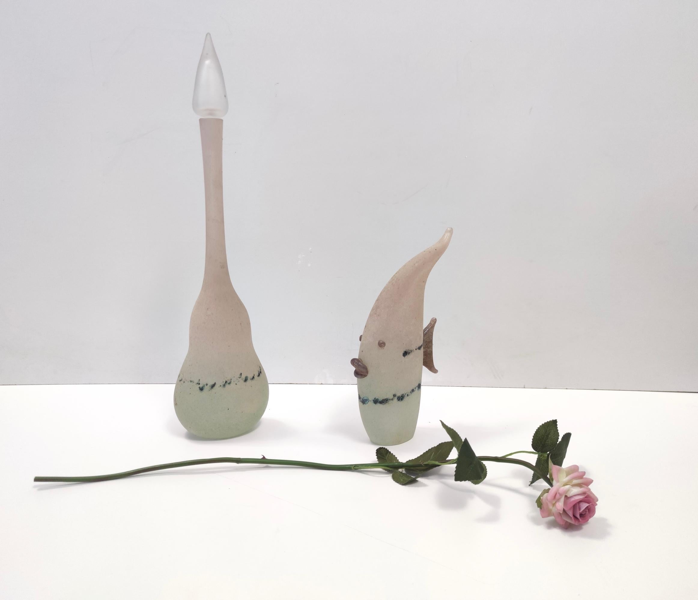Postmoderne handgefertigte Scavo-Glasflasche / Vase von Luigi Mellara, Italien (Italienisch) im Angebot