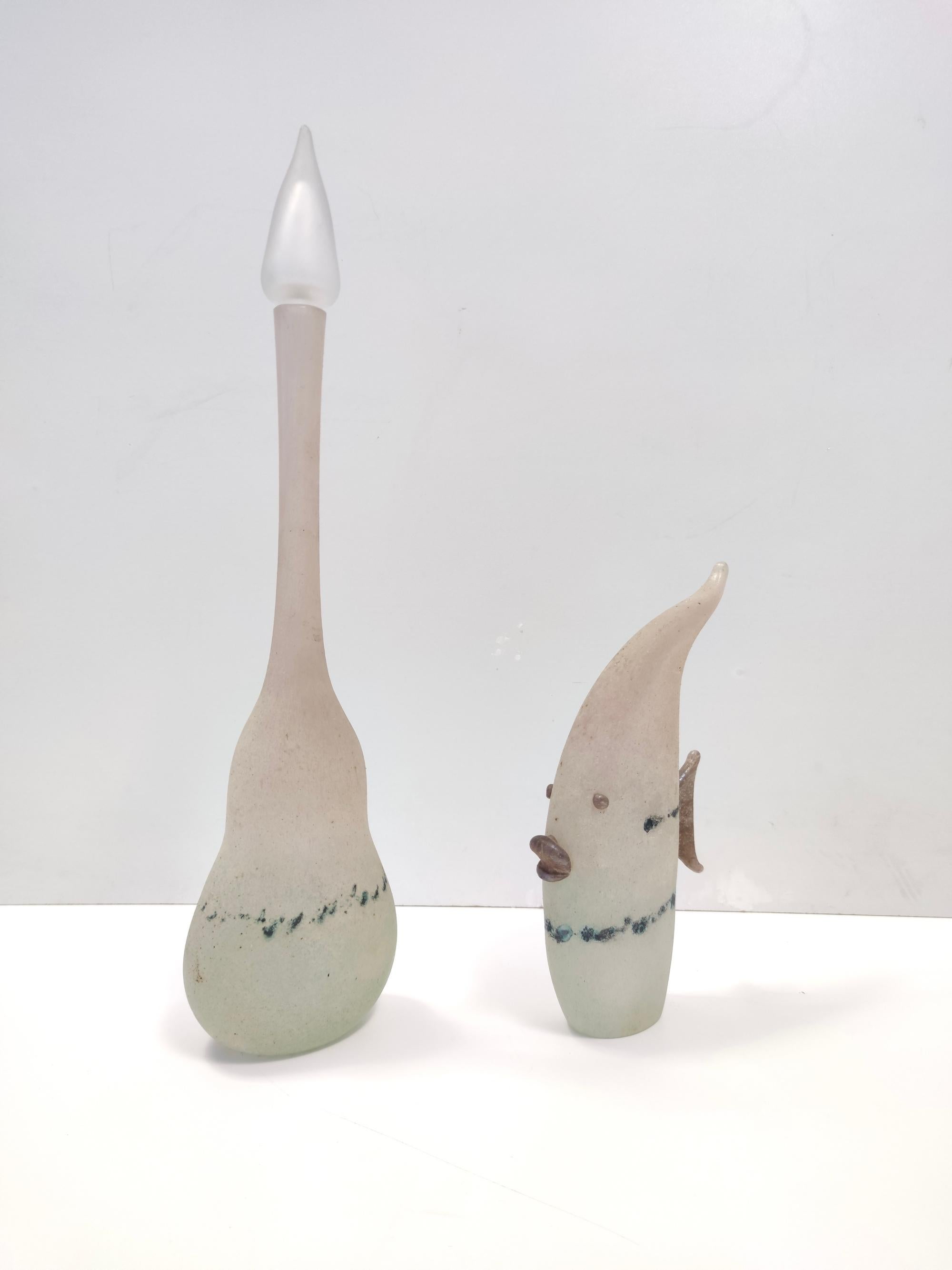 Postmoderne handgefertigte Scavo-Glasflasche / Vase von Luigi Mellara, Italien im Zustand „Hervorragend“ im Angebot in Bresso, Lombardy