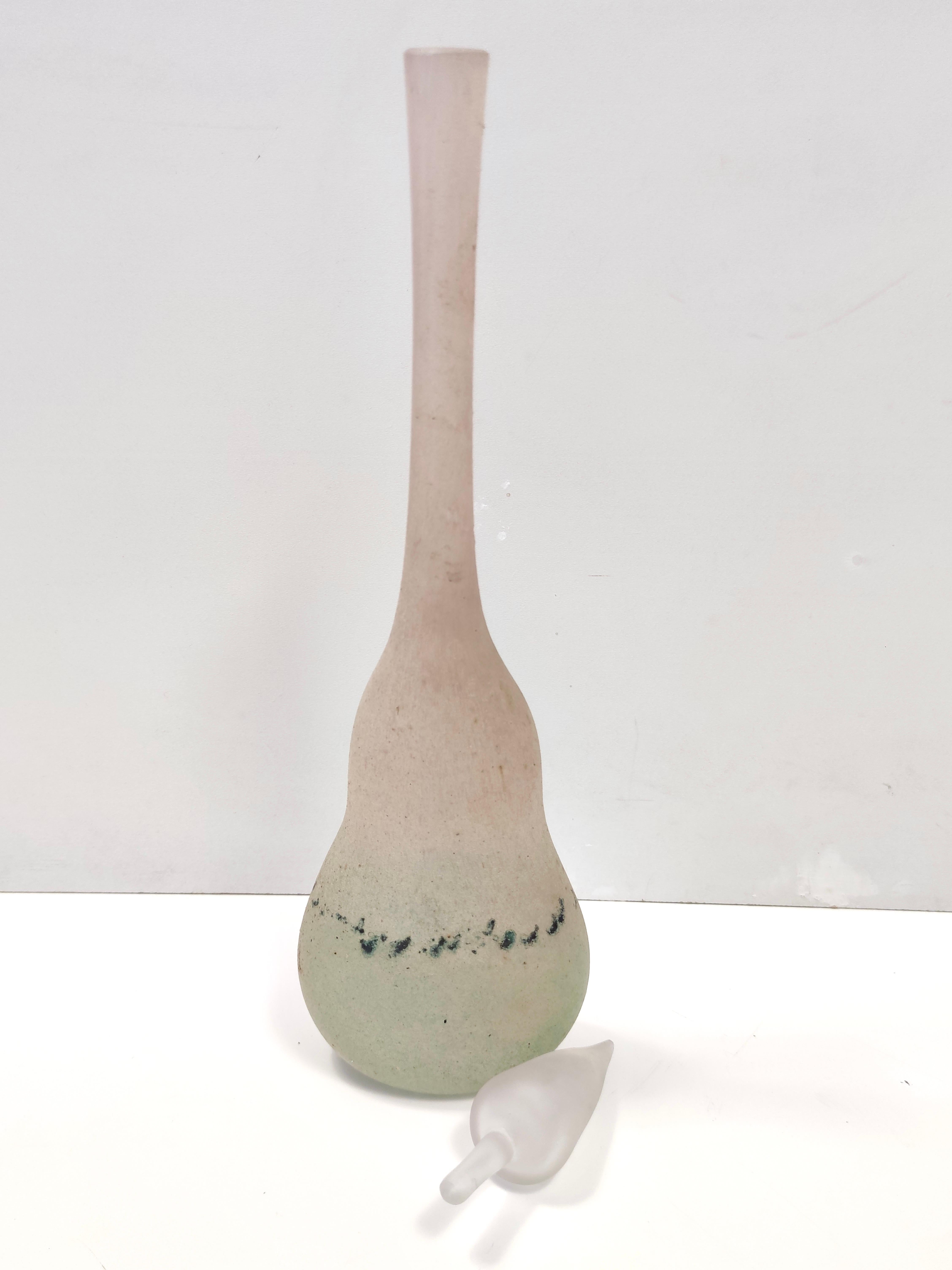 Postmoderne handgefertigte Scavo-Glasflasche / Vase von Luigi Mellara, Italien im Angebot 1