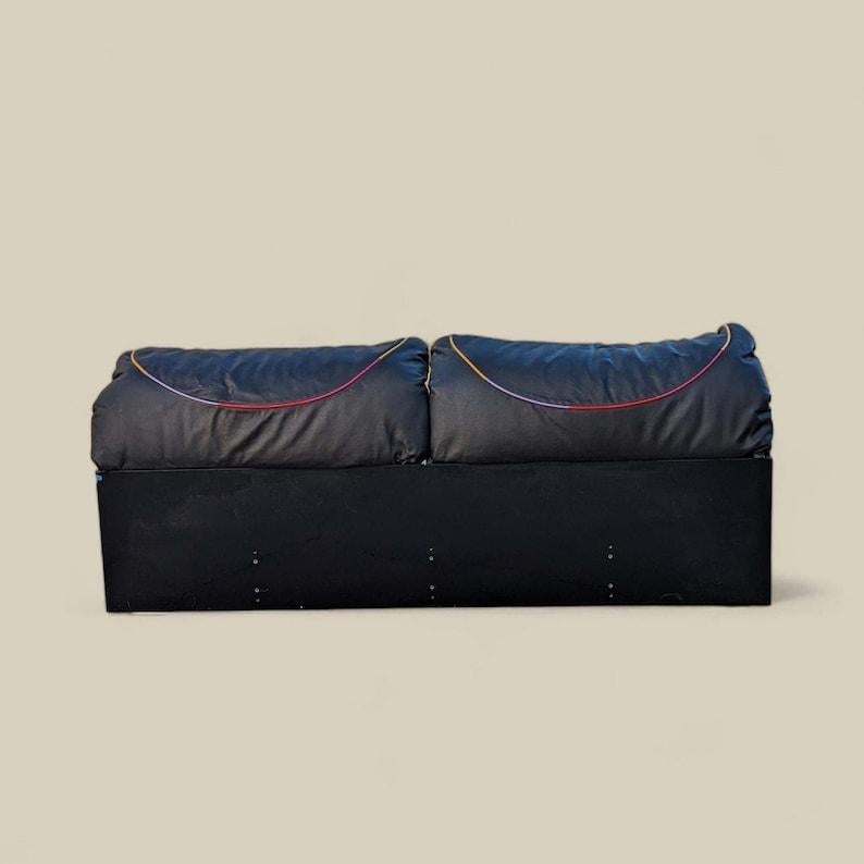 Tête de lit postmoderne de Carlo Malnati, italien, laqué, coussins intégrés, Memphis, King Size, chambre à coucher.

Vintage des années 1980

Dimensions : 84 1/4