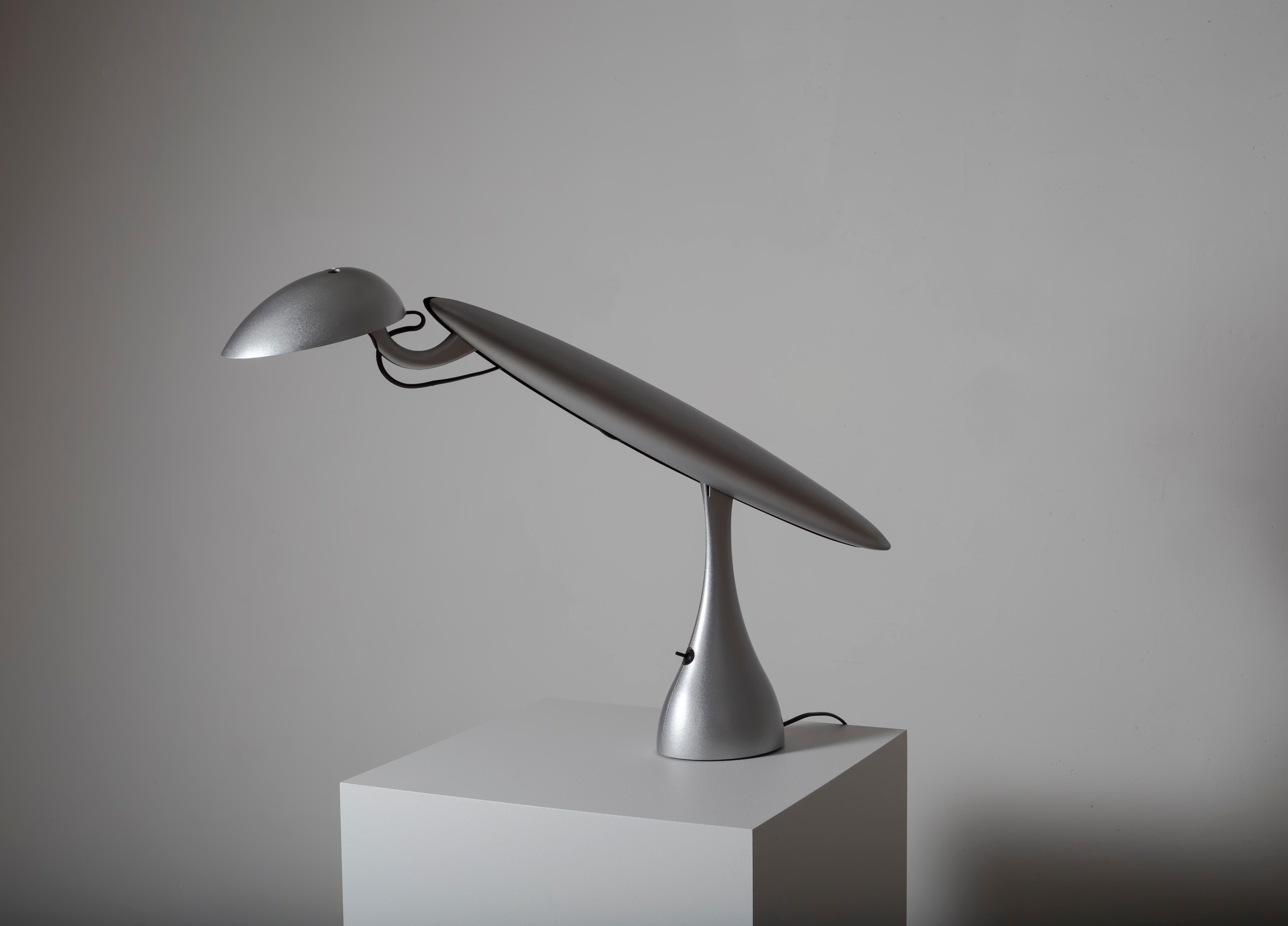 Lampe de table emblématique conçue par Isao Icone pour le fabricant de lampes norvégien Luxo. Plastique moulé dans un revêtement argenté laqué. La lampe fonctionne parfaitement et est en bon état.
