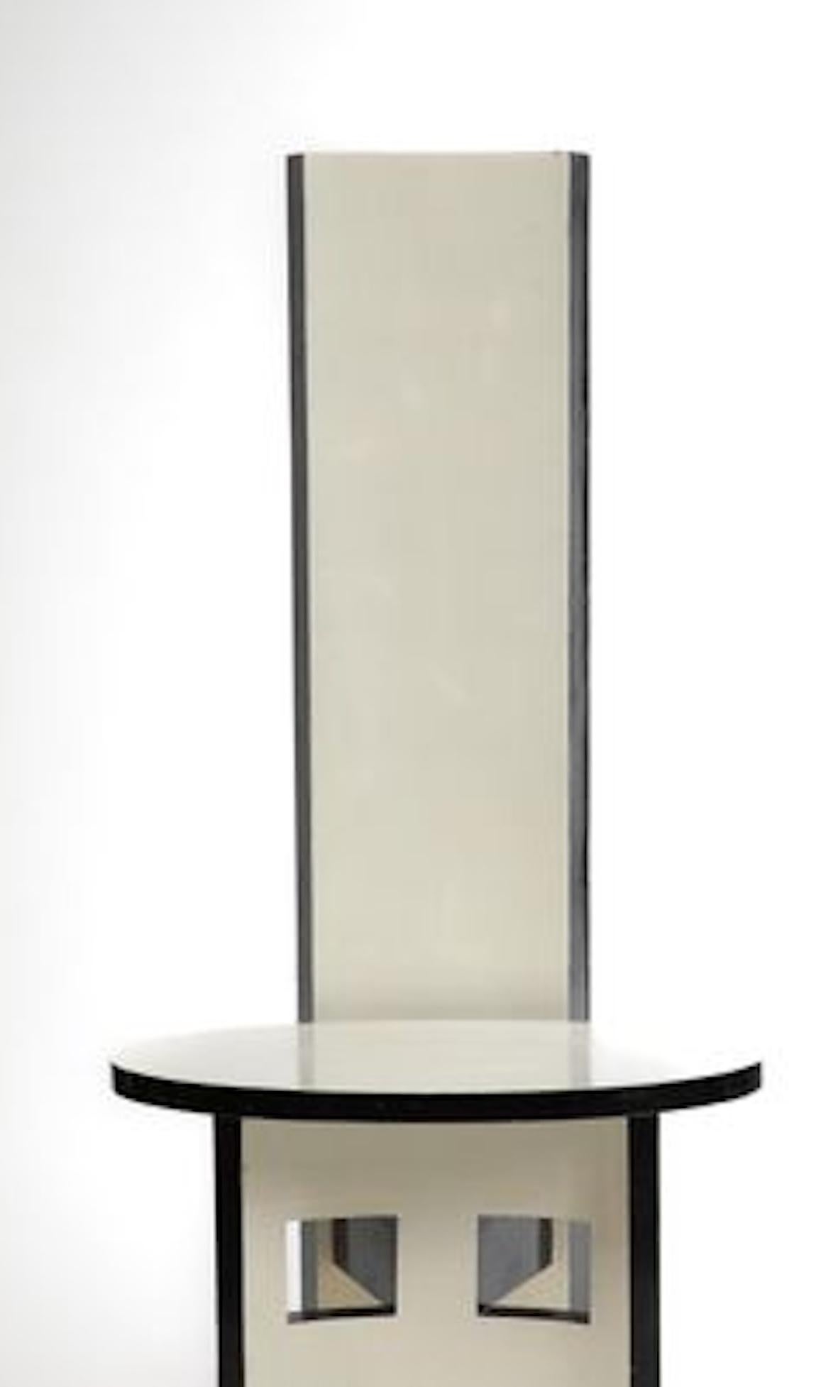 Cette chaise sculpturale à haut dossier évoque l'esprit de Gerrit Rietveld et du mouvement De Stijl, avec ses formes géométriques fortes, son contraste audacieux de noir et de blanc et sa présence architecturale. Conçue autant comme un objet d'art