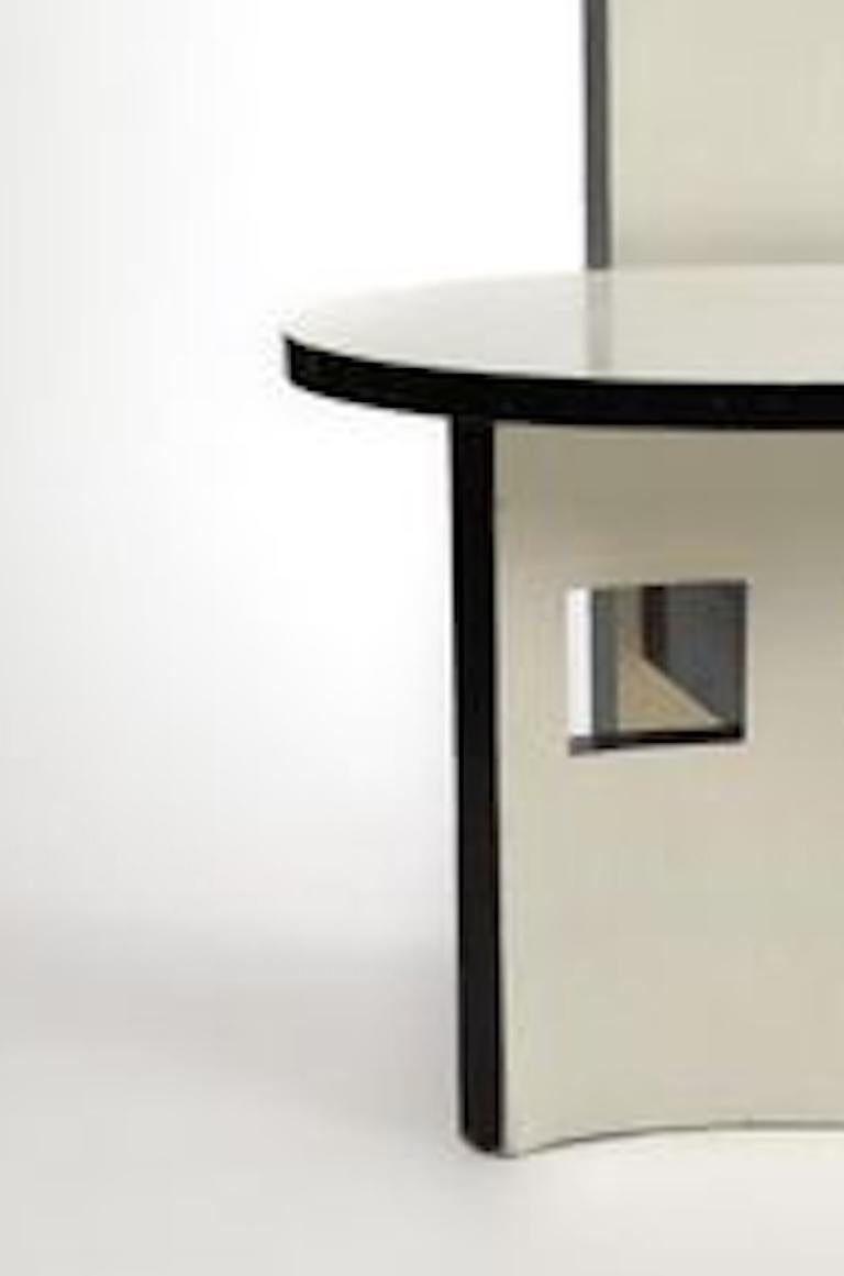 Français Chaise sculpturale postmoderne à haut dossier en noir et blanc, années 1980 en vente