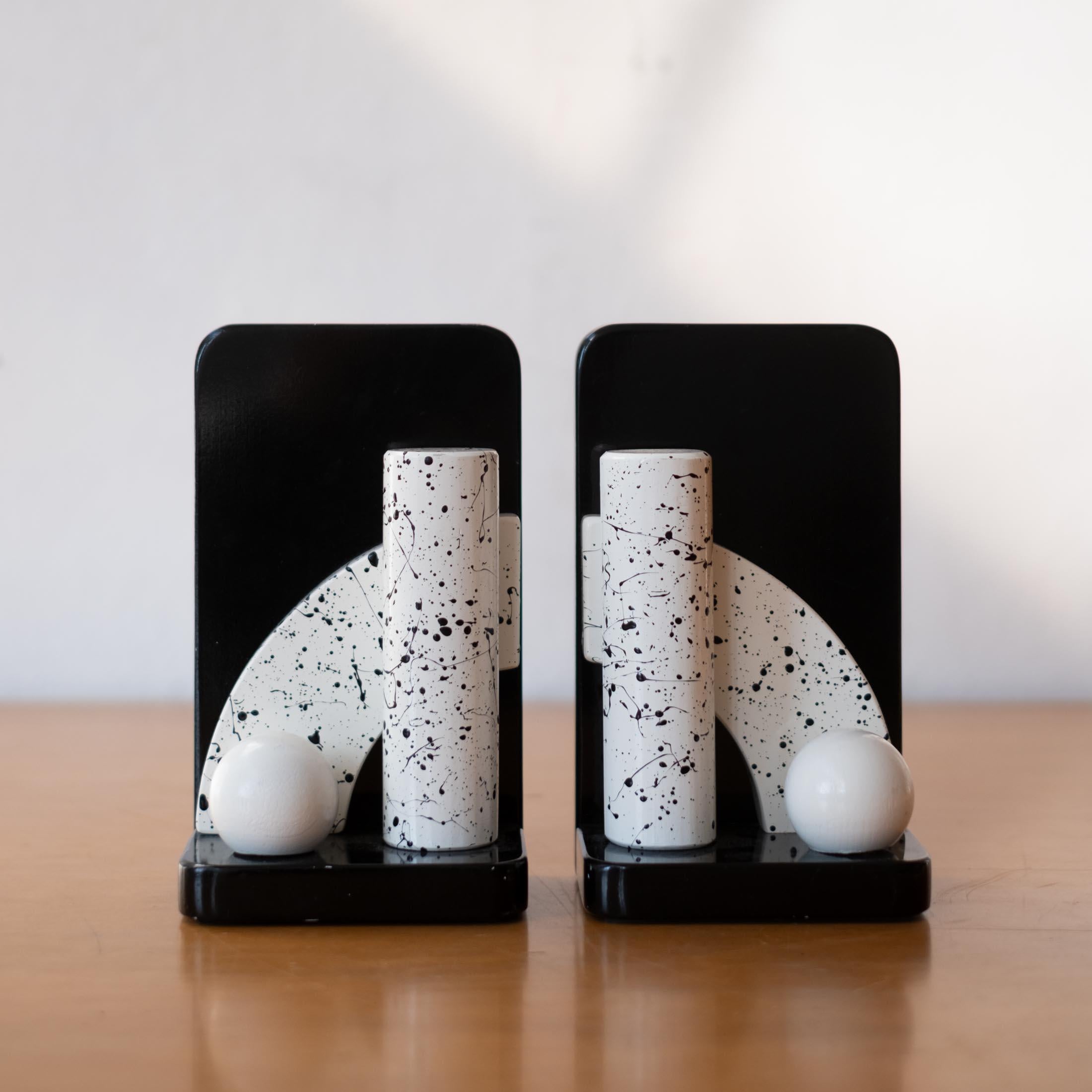 Postmodern wood bookends. 1980s production in the Memphis Milano style. Retains the original 1984 label. USA