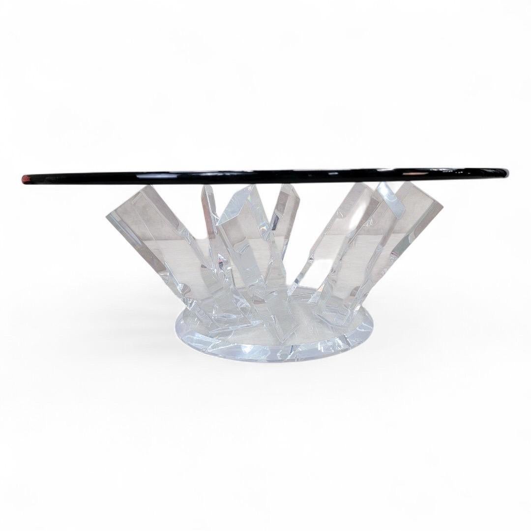 Tavolino postmoderno con base in lucite e cristallo di ghiaccio e piano in vetro smussato

Questo pezzo combina design contemporaneo e funzionalità, con una base in lucite unica nel suo genere che imita l'eleganza dei cristalli di ghiaccio,
