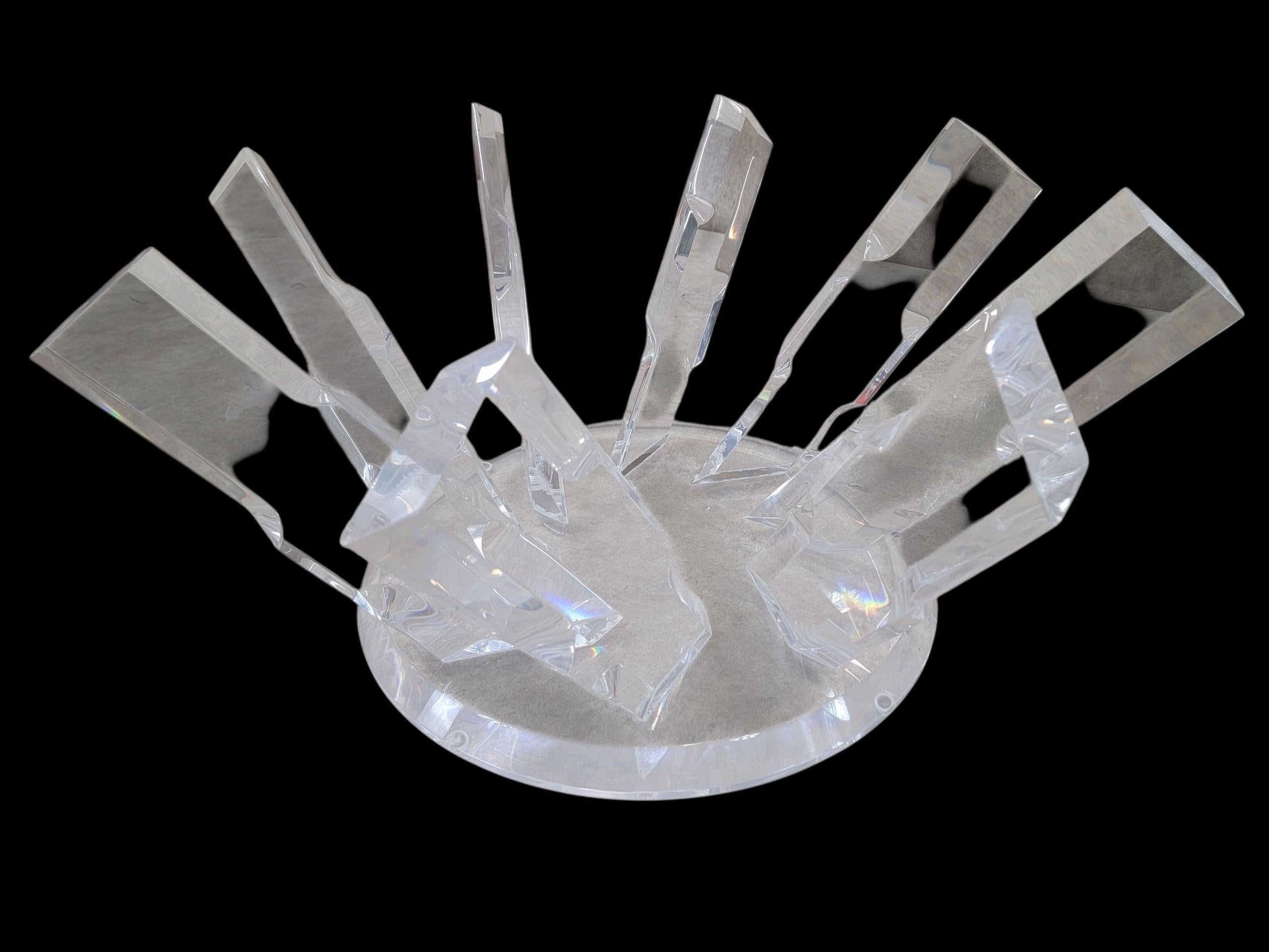 Moderno Tavolino da caffè postmoderno in cristallo di ghiaccio e lucite con piano in vetro smussato in vendita
