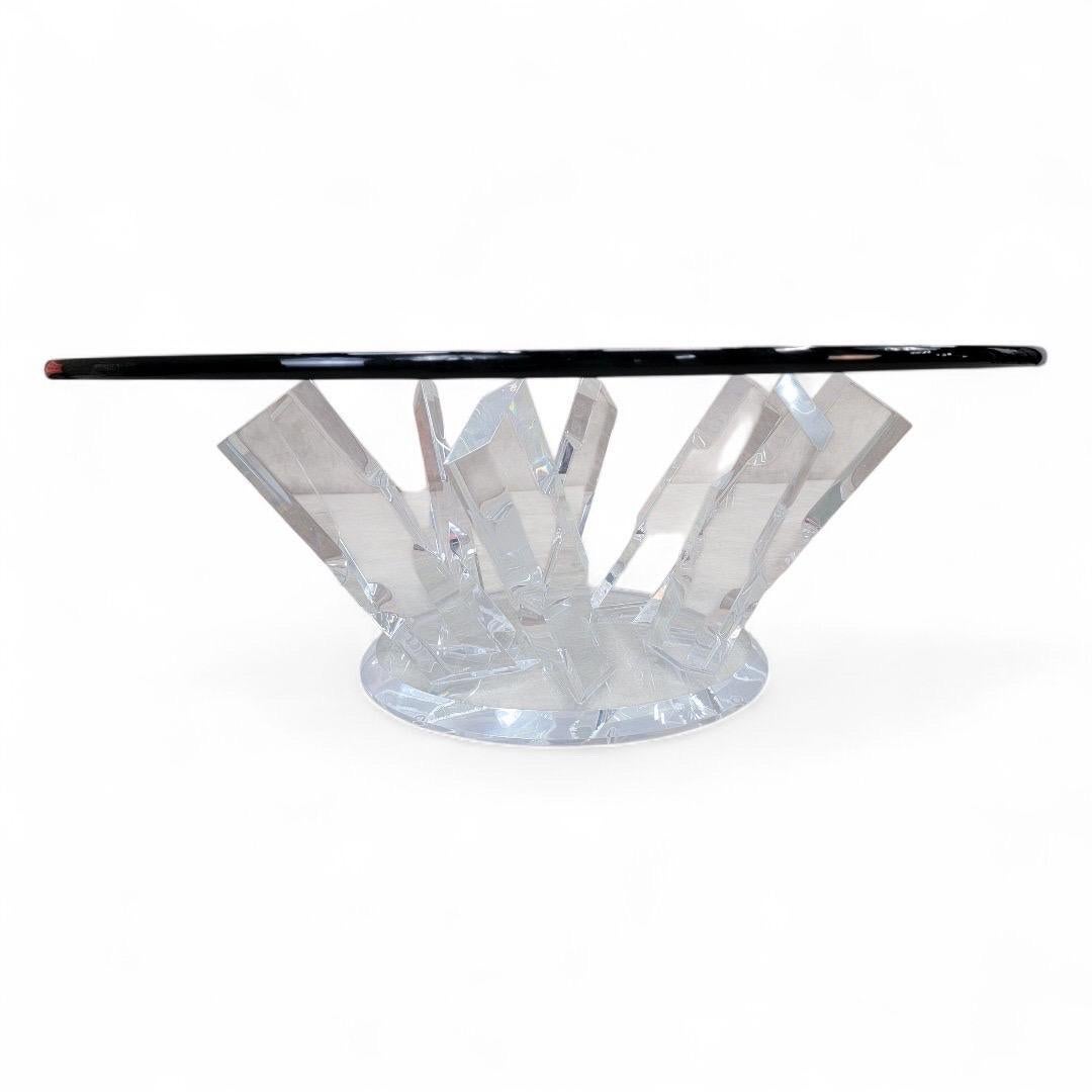 XX secolo Tavolino da caffè postmoderno in cristallo di ghiaccio e lucite con piano in vetro smussato in vendita