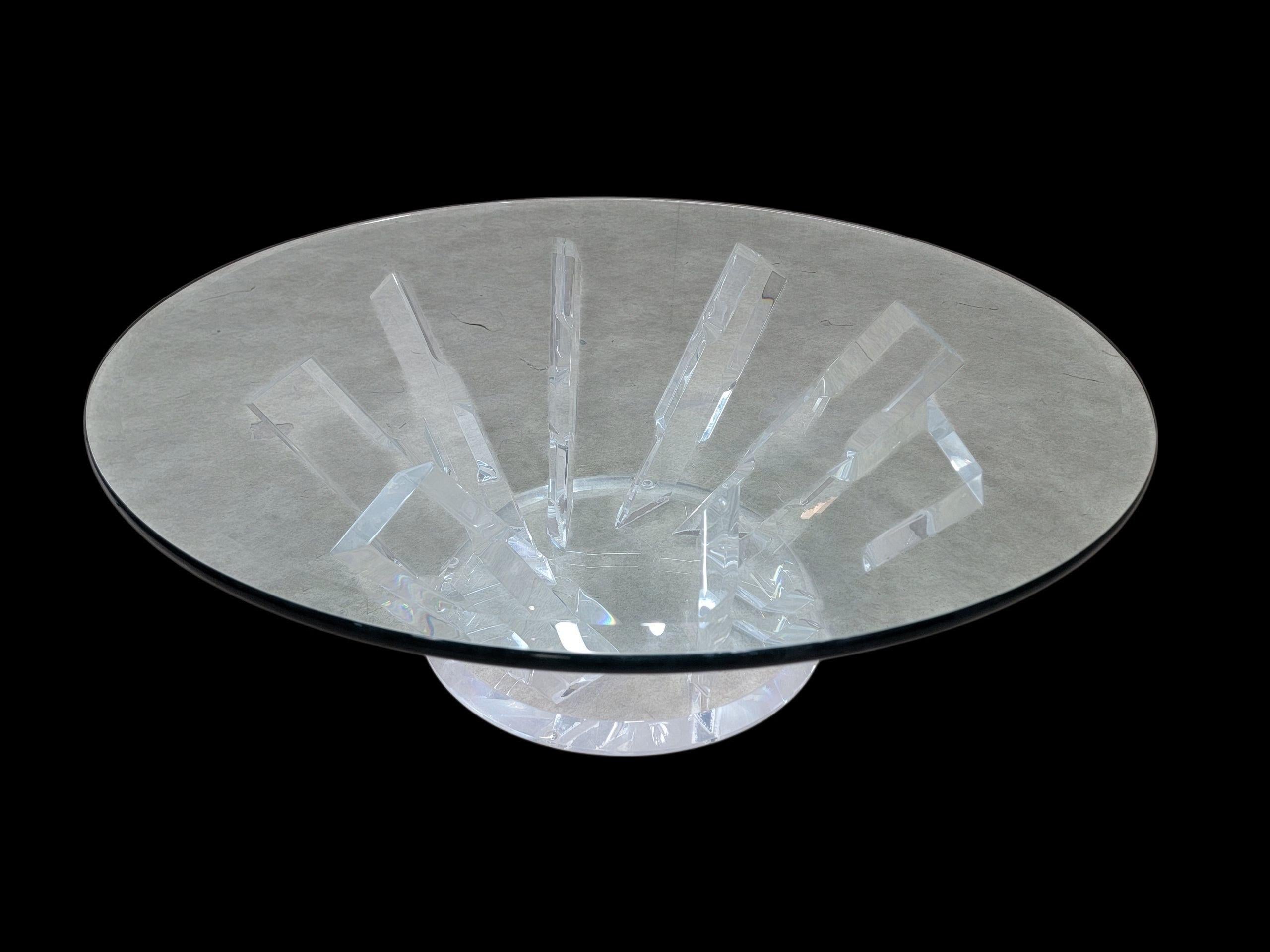 Vetro Tavolino da caffè postmoderno in cristallo di ghiaccio e lucite con piano in vetro smussato in vendita