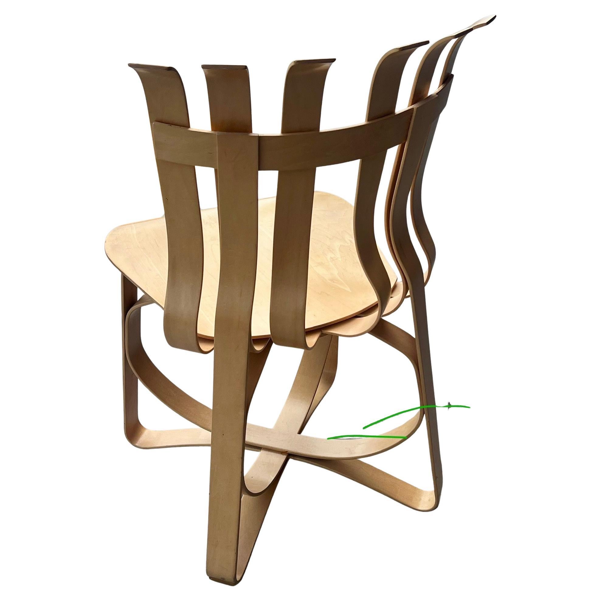Inspiré par les caisses de pommes avec lesquelles il jouait enfant, Frank Gehry a créé une collection de meubles en bois courbé. En utilisant un design en forme de ruban, il a transcendé les conventions de style à la manière moderniste en défiant la