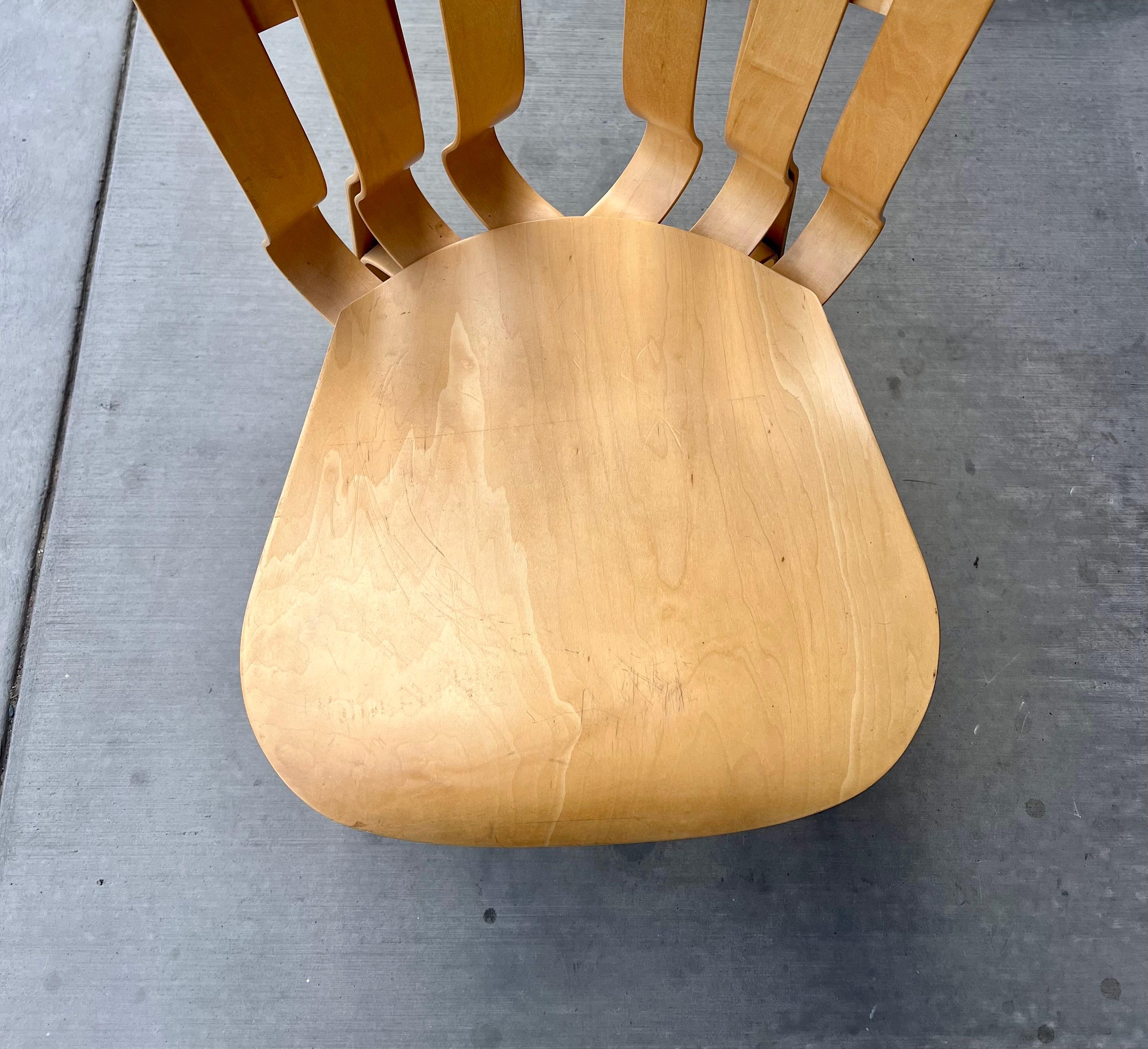 Bois Chaise Postmoderne Iconique Knoll Hat Trick par Frank Gehry Estampillée & Datée en vente