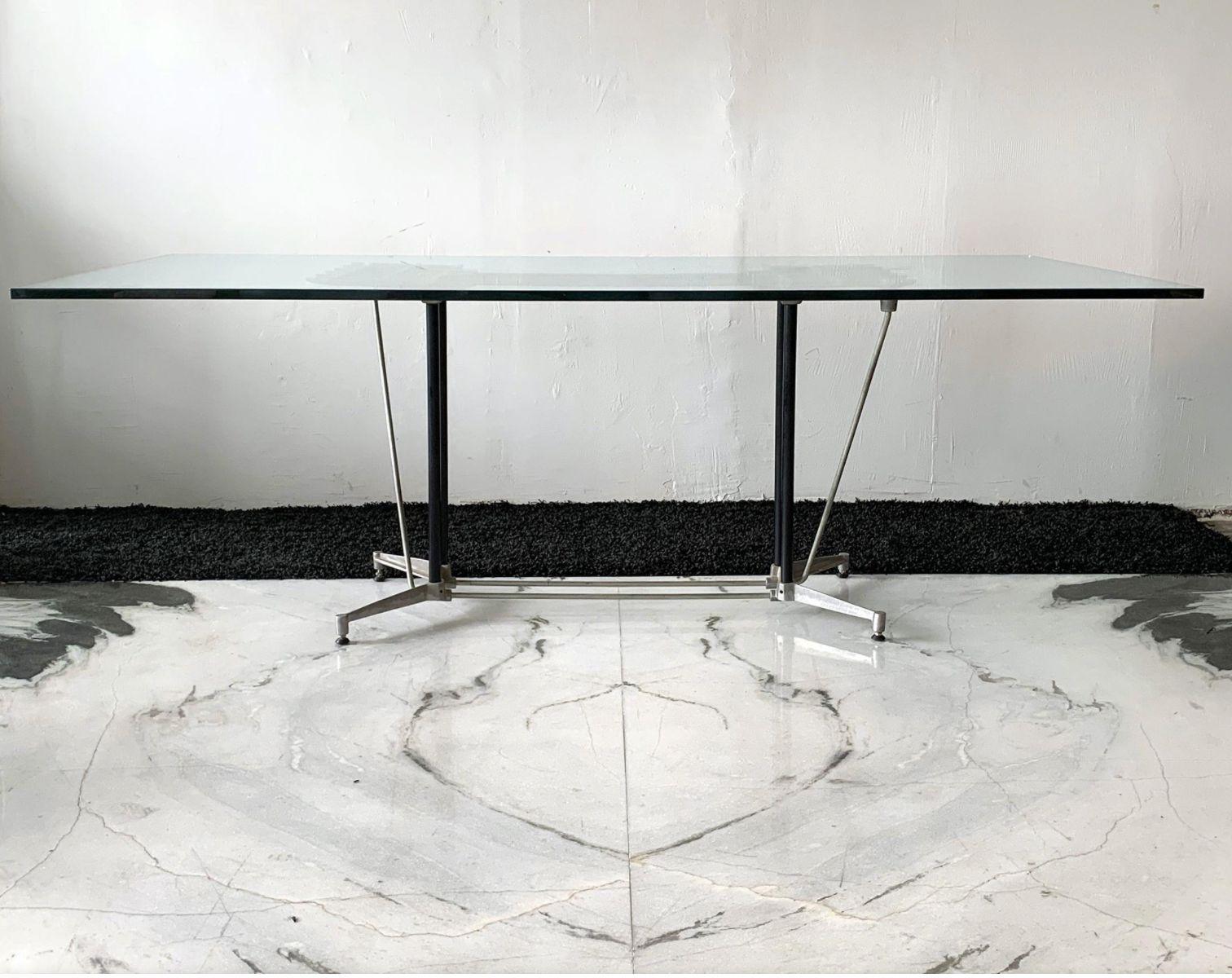 Table de salle à manger industrielle postmoderne conçue par Robert Josten Bon état - En vente à Culver City, CA