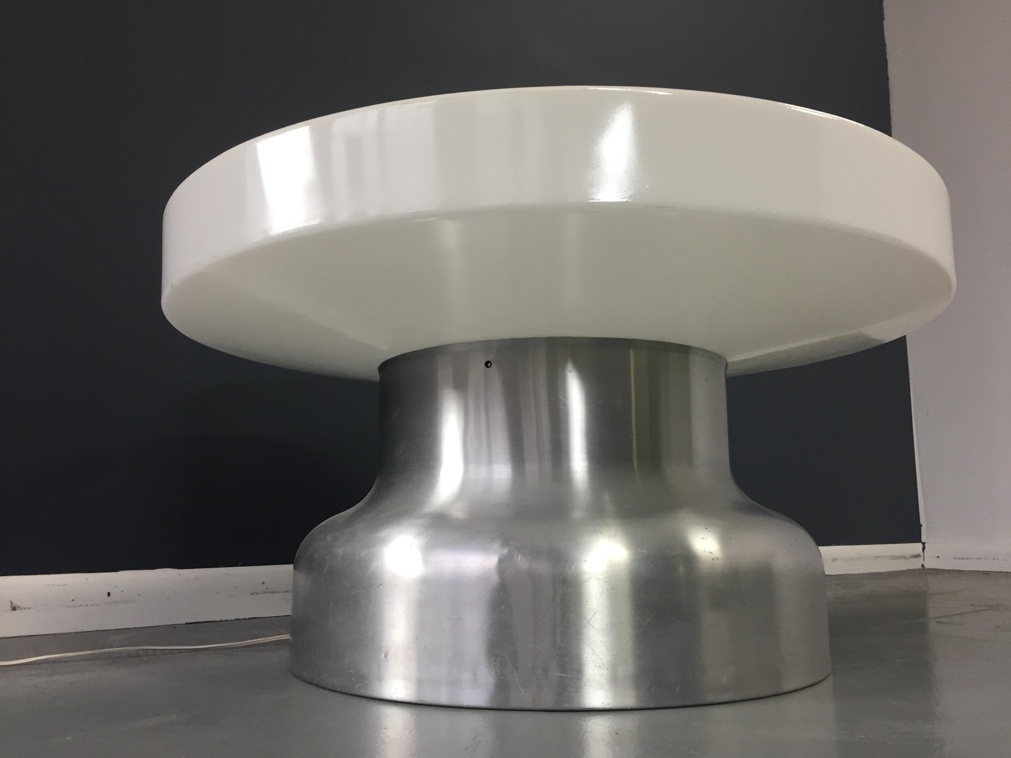Nord-américain Table basse industrielle postmoderne éclairée en aluminium brossé et acrylique en vente