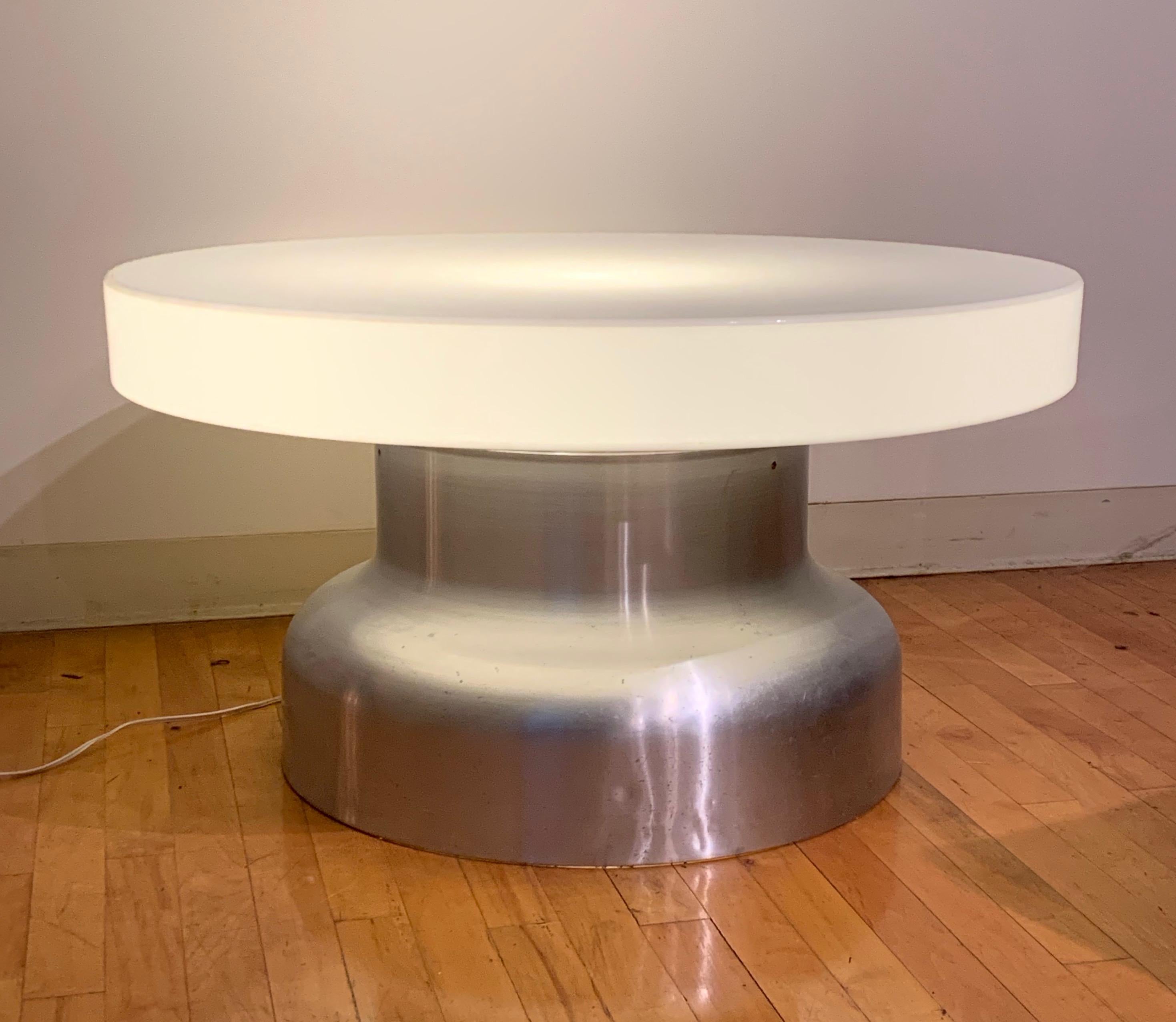 Postmoderne Table basse industrielle postmoderne éclairée en aluminium brossé et acrylique en vente