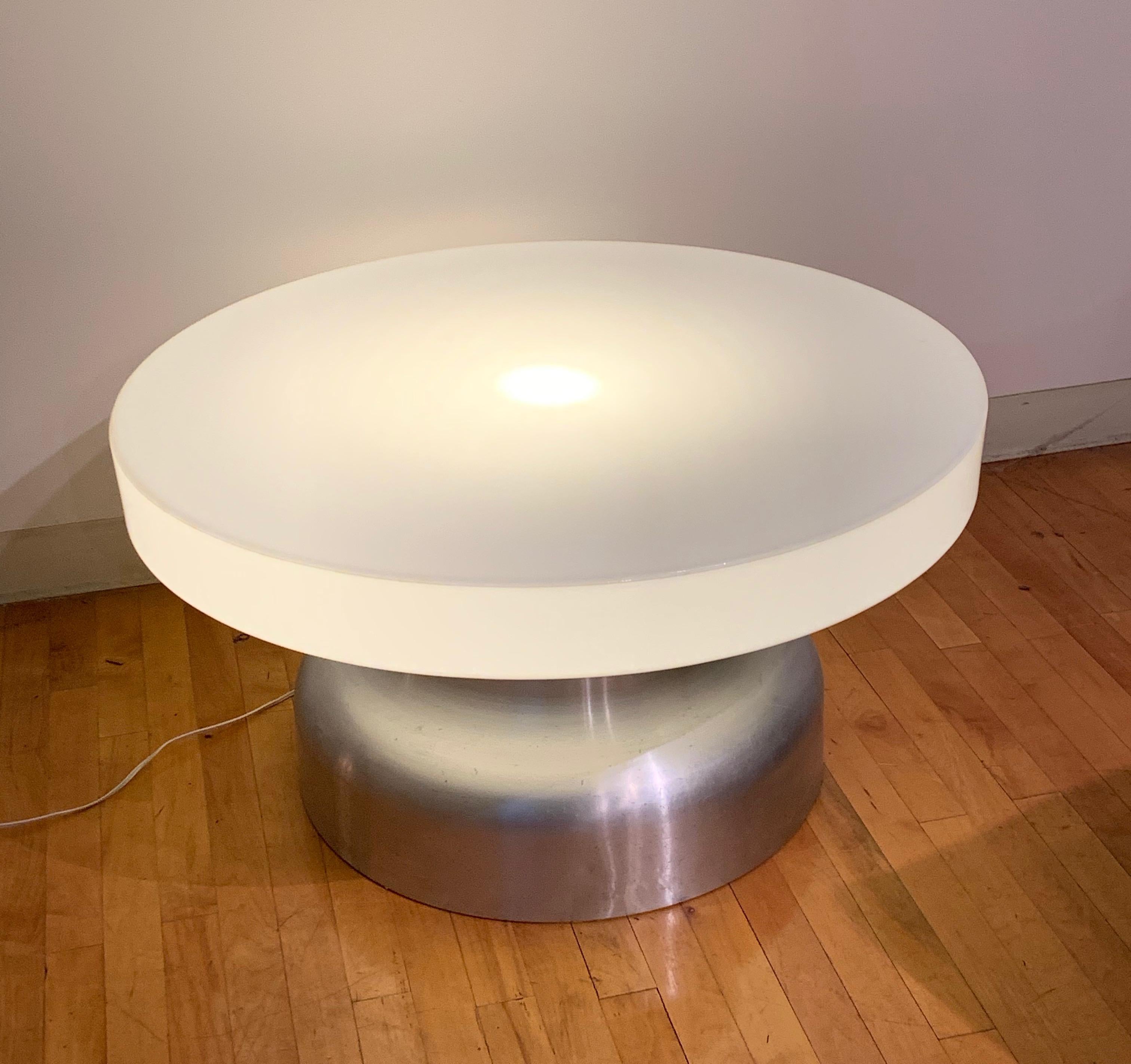 Table basse industrielle postmoderne éclairée en aluminium brossé et acrylique Bon état - En vente à Philadelphia, PA