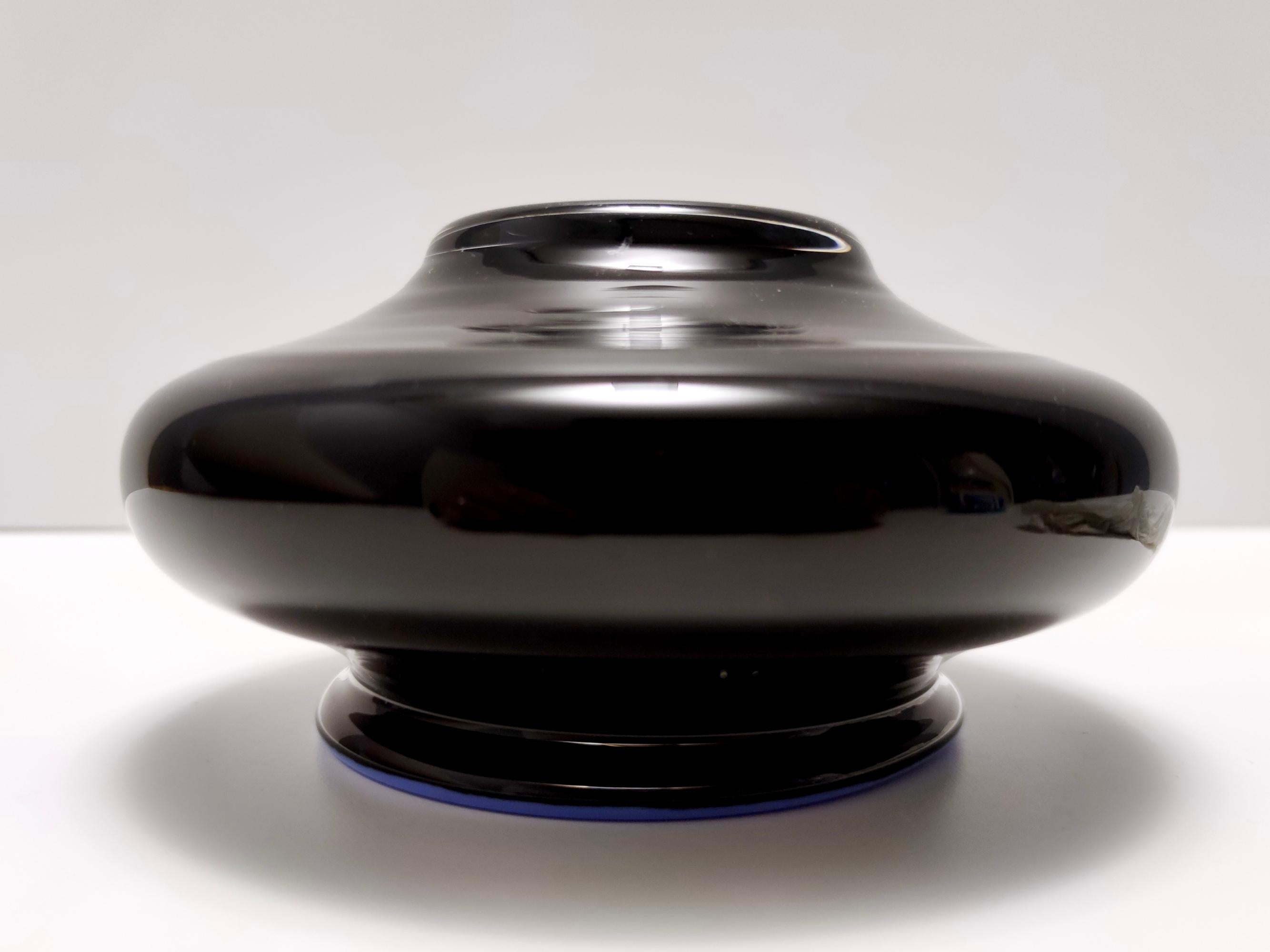 Postmodern Iridescent Black and Cornflower Blue Cased Glass Vase, Italy For Sale 3