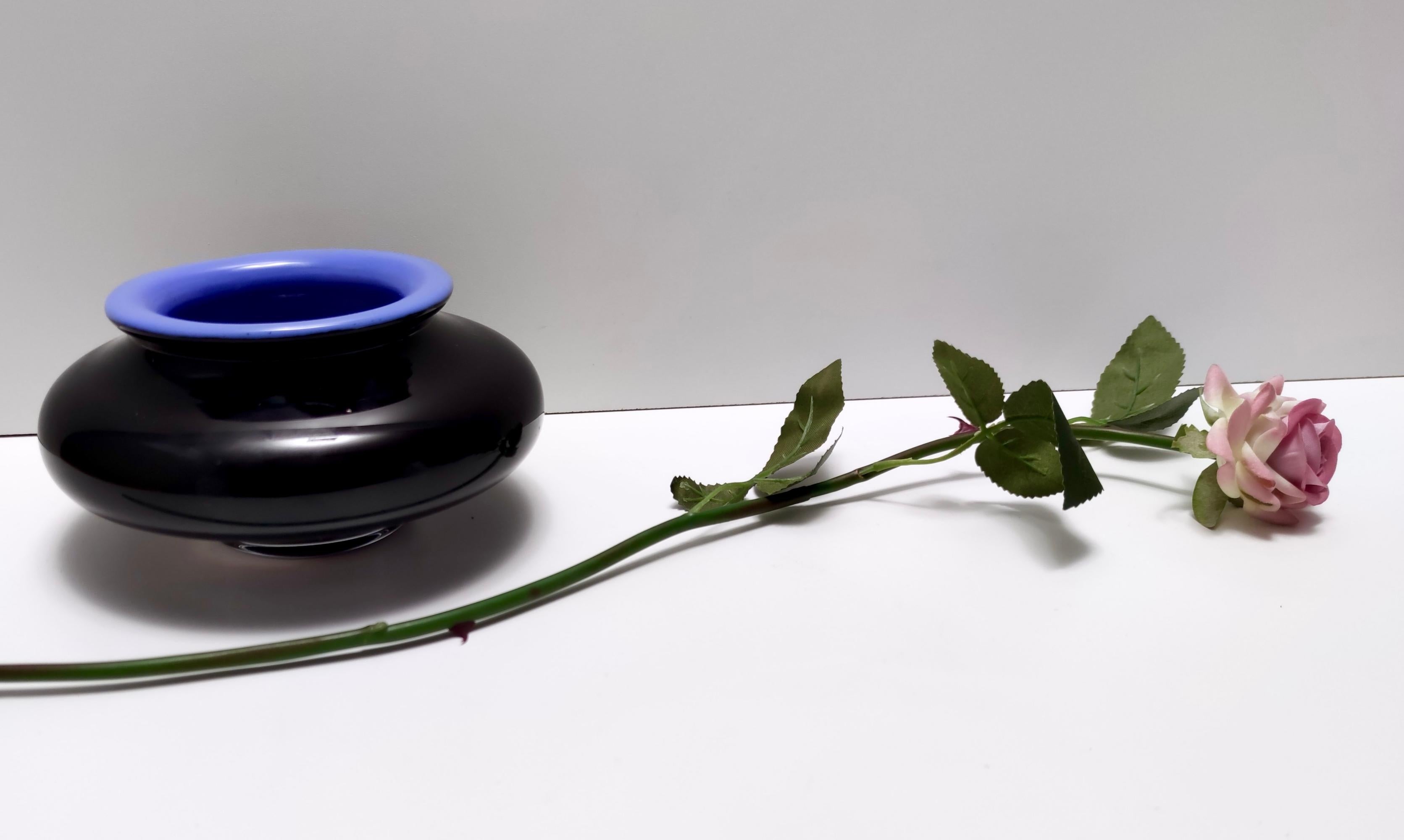 Post-Modern Postmodern Iridescent Black and Cornflower Blue Cased Glass Vase, Italy For Sale