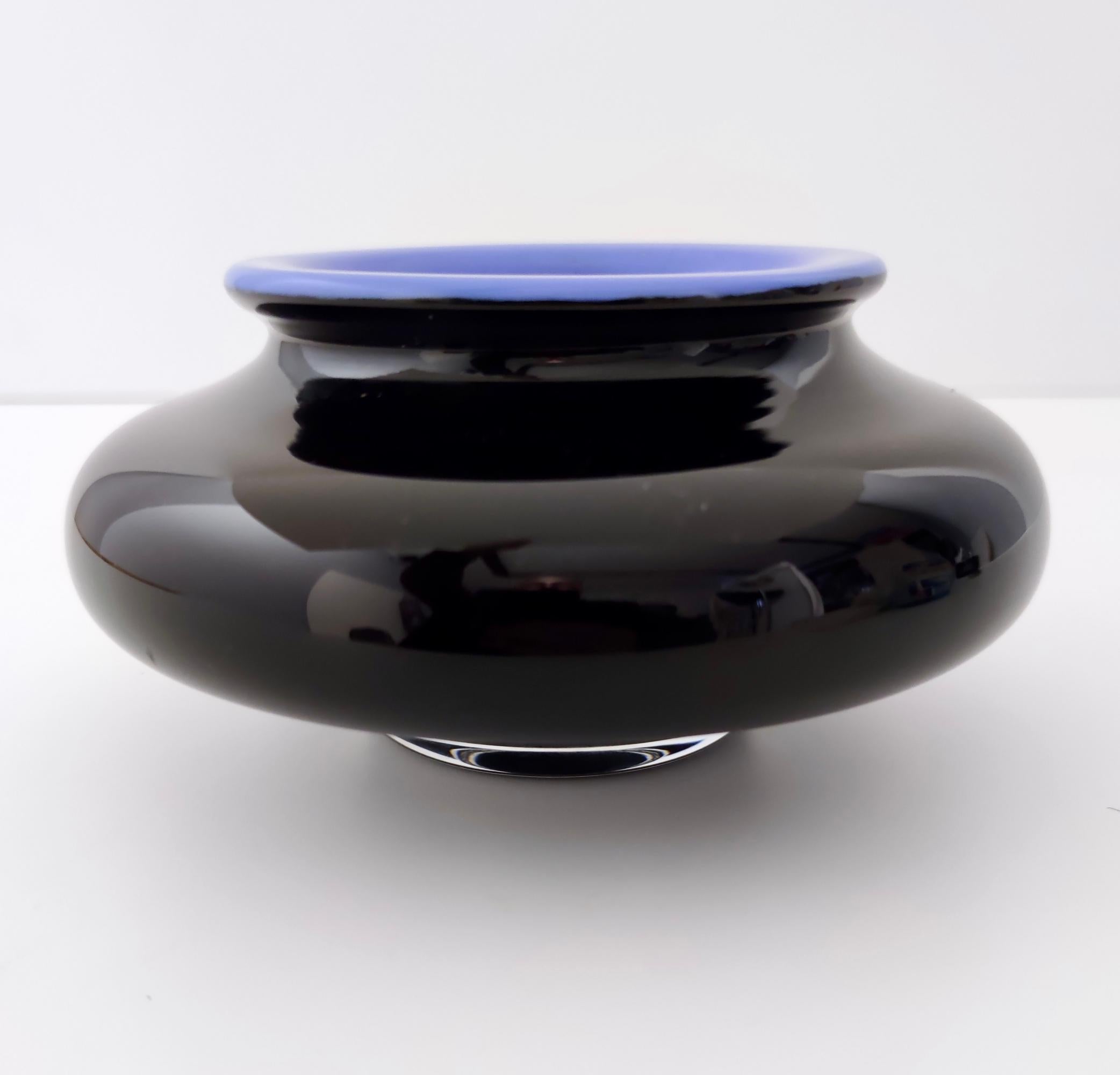 Postmodern Iridescent Black and Cornflower Blue Cased Glass Vase, Italy In Excellent Condition For Sale In Bresso, Lombardy