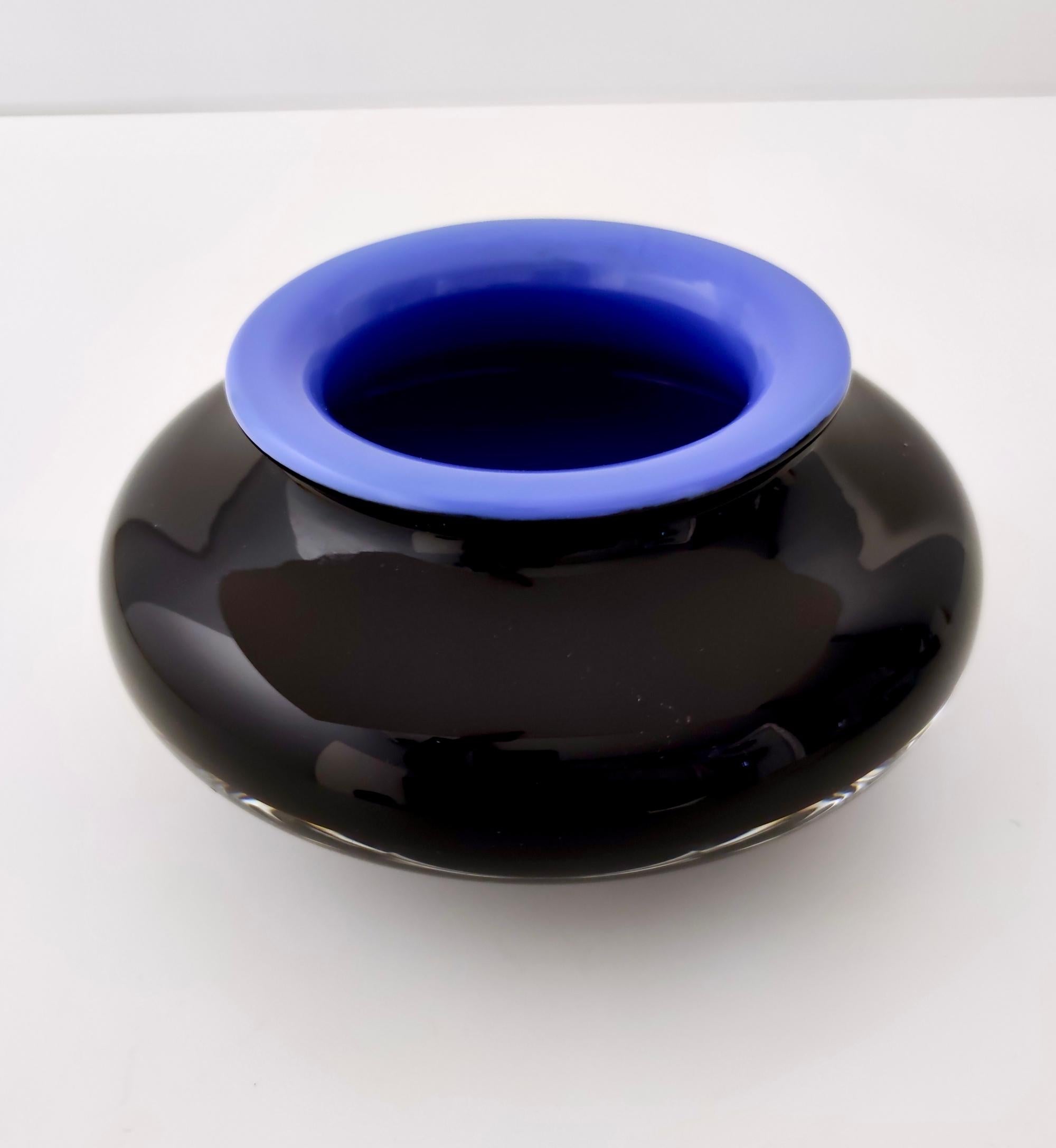 Late 20th Century Postmodern Iridescent Black and Cornflower Blue Cased Glass Vase, Italy For Sale