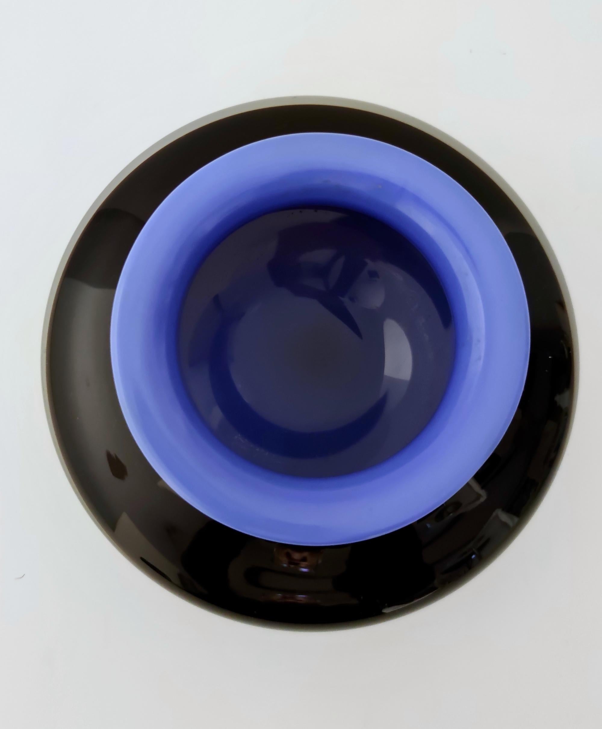 Postmodern Iridescent Black and Cornflower Blue Cased Glass Vase, Italy For Sale 1