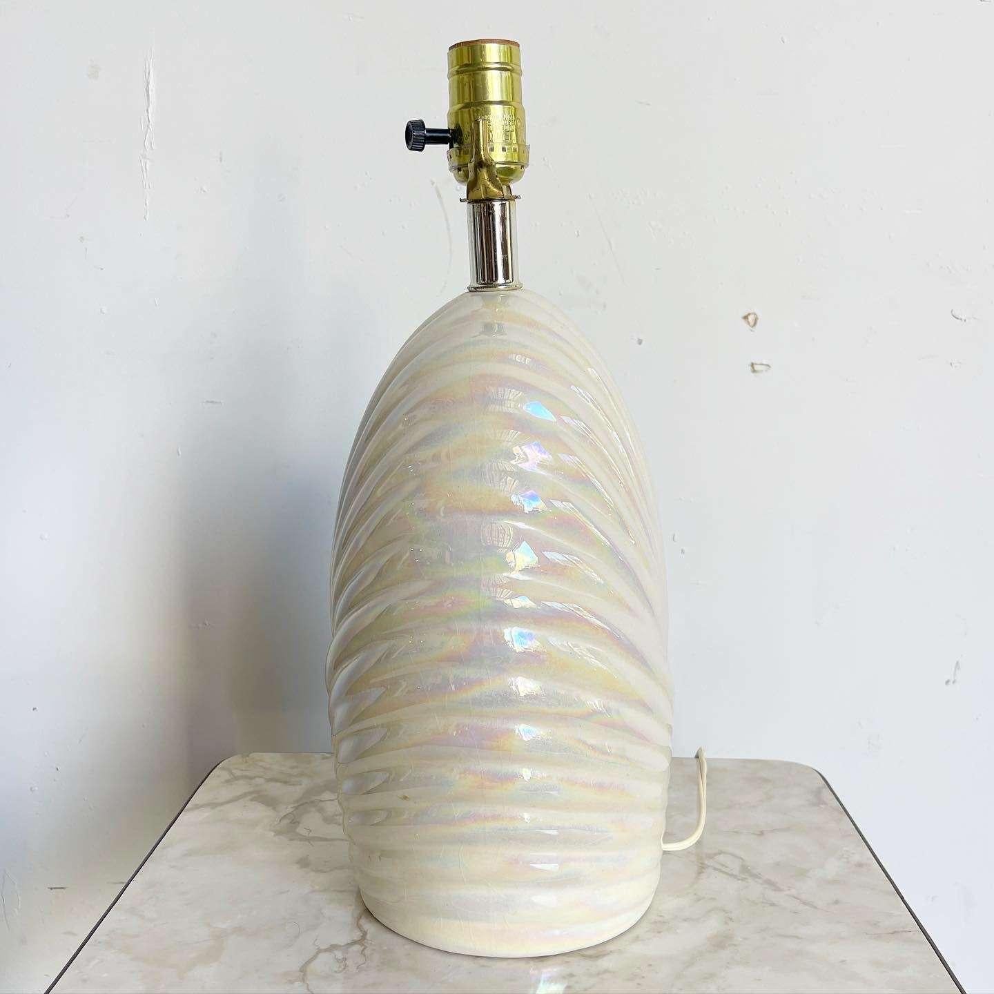 Postmoderne schillernde weiße Tischlampe mit Wellenschliff (amerikanisch) im Angebot