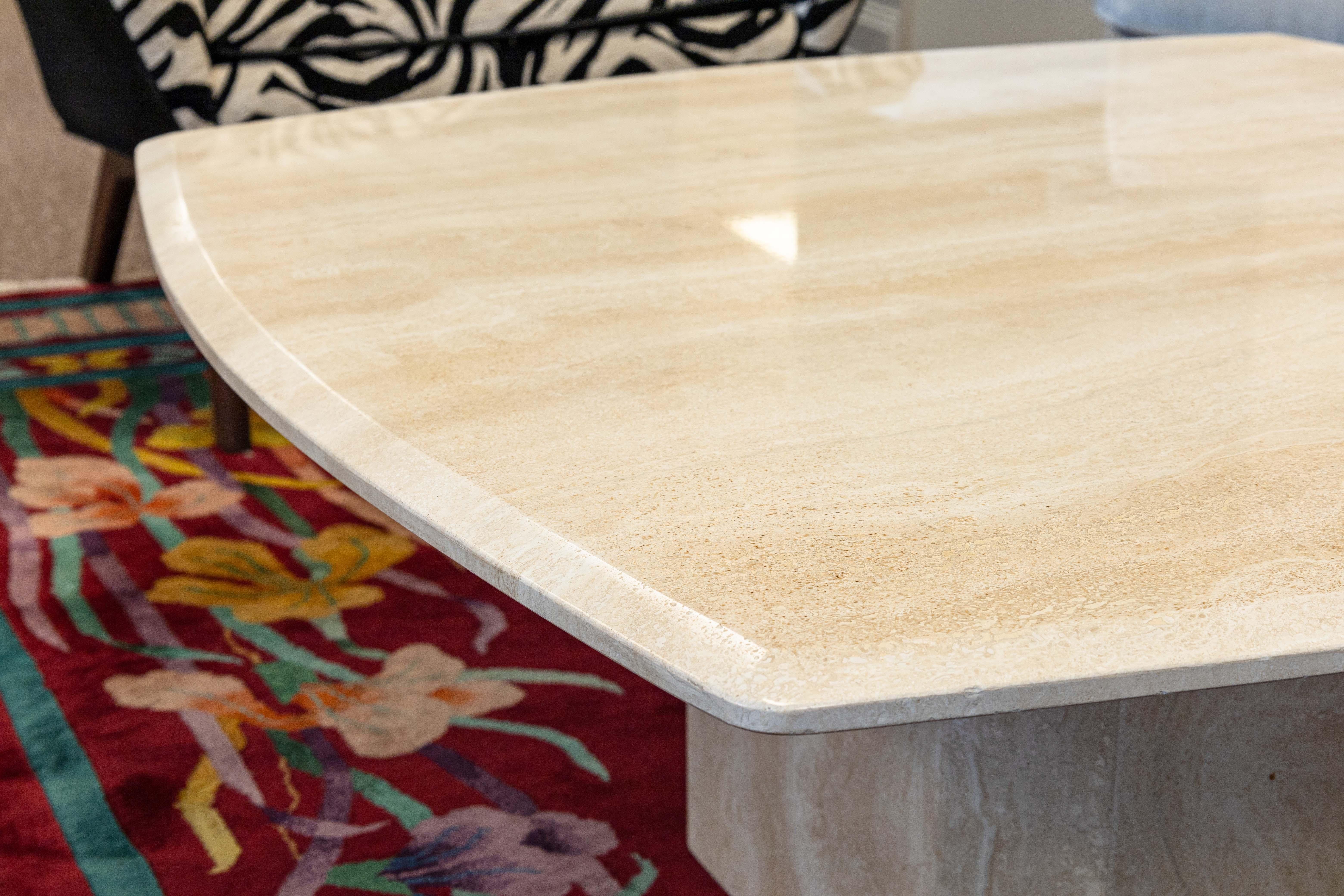 Late 20th Century Postmodern Italian 1980s Beige Travertine Marble Rounded Square Coffee Table For Sale