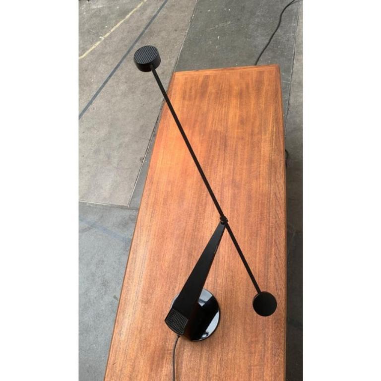 Lampe de table postmoderne du fabricant italien iGuzzini d'après un design de Rodolfo Bonetto des années 1980.

Une conception très flexible et modifiable basée sur le jeu avec l'équilibre. Cette lampe de table peut être amenée dans une grande