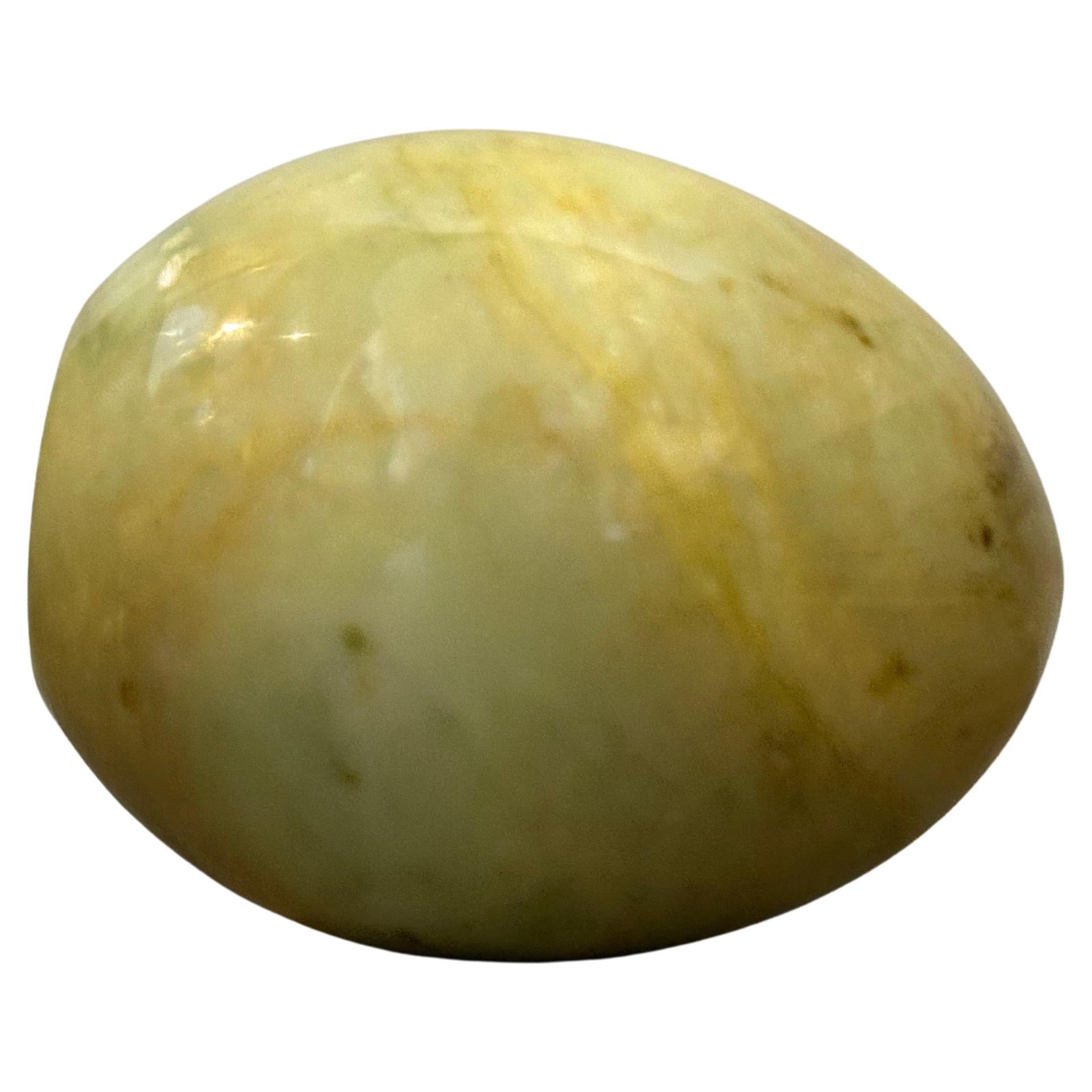 Fantastico fermacarte a uovo in alabastro autentico, scolpito a mano da Ducceschi in Italia, originario di Volterra, città famosa per l'artigianato dell'alabastro. Alabastro massiccio marmorizzato, circa anni '80, in ottime condizioni originali con