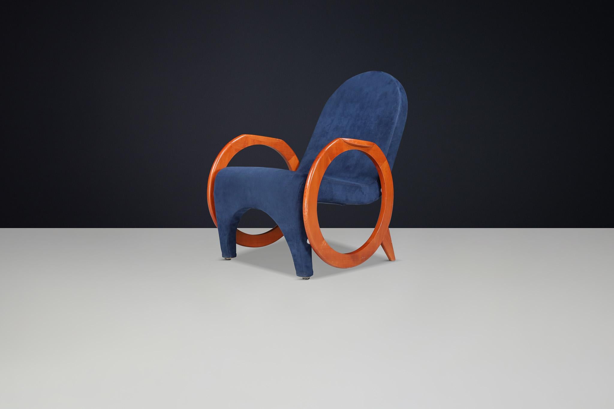 Sillón italiano postmoderno en tela original, años 70

Este llamativo sillón posmoderno es un raro y cautivador ejemplo de diseño italiano de los años setenta. Icono de la estética de mediados del siglo XX, esta silla combina una atrevida forma