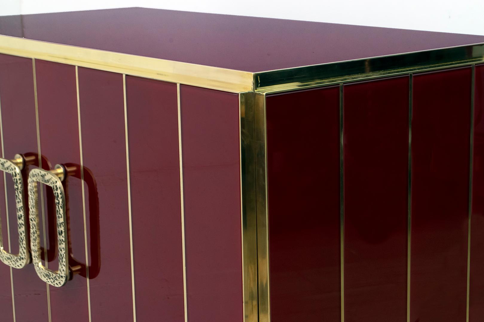 Postmodern Italian Bar Cabinet Burgundy Red Glass and Brass In Excellent Condition In Puglia, Puglia