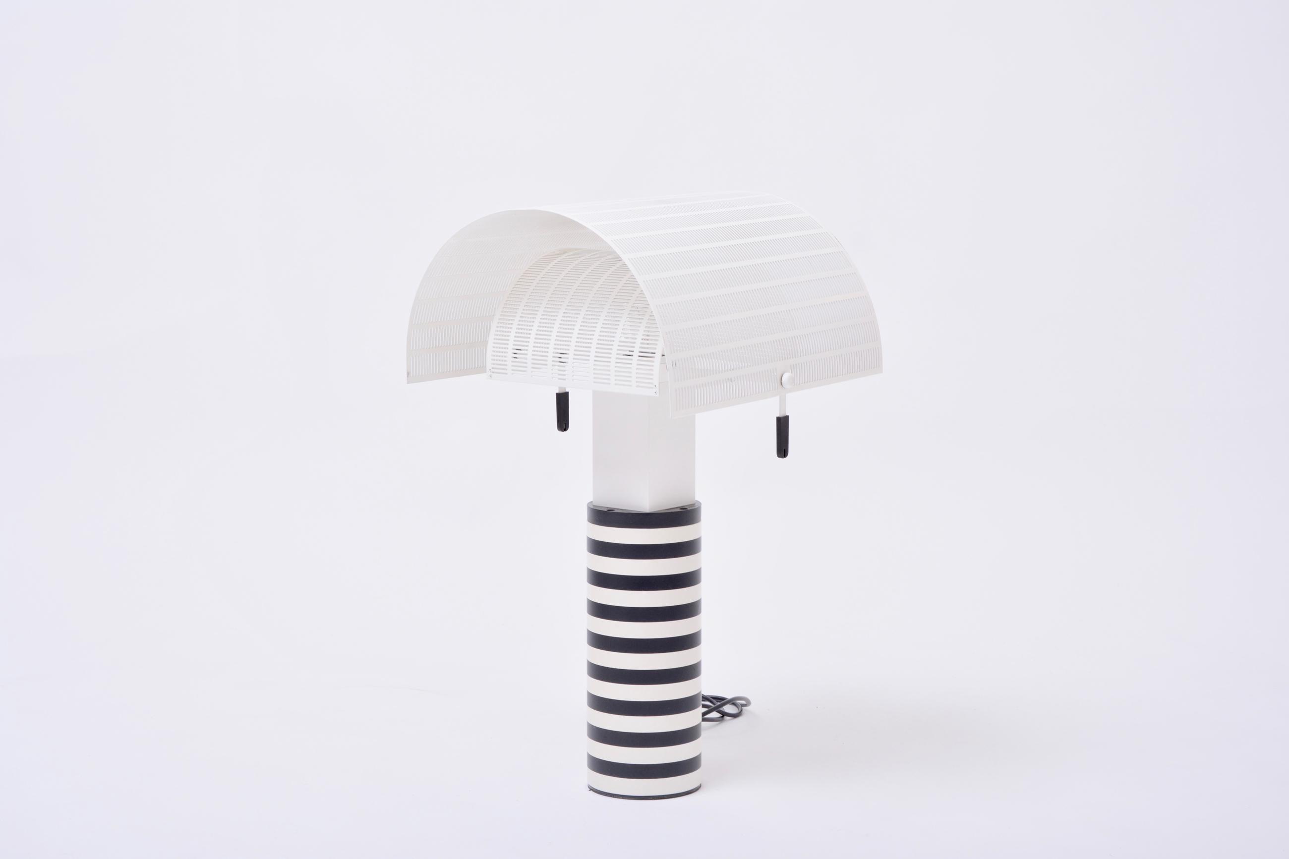 20ième siècle Lampe de table italienne postmoderne noire et blanche 'Shogun' de Mario Botta  en vente
